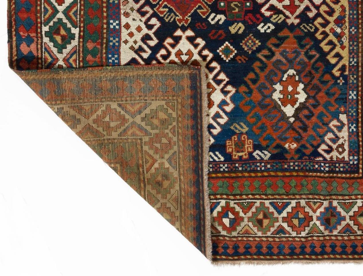 Antiker kaukasischer Bordjalou-Kazak-Teppich. 
Fein handgeknüpft mit gleichmäßigem, mittelhohem Wollflor auf Wollbasis. 
Sehr guter Zustand. Robust und so sauber wie ein nagelneuer Teppich (professionell tiefgewaschen).