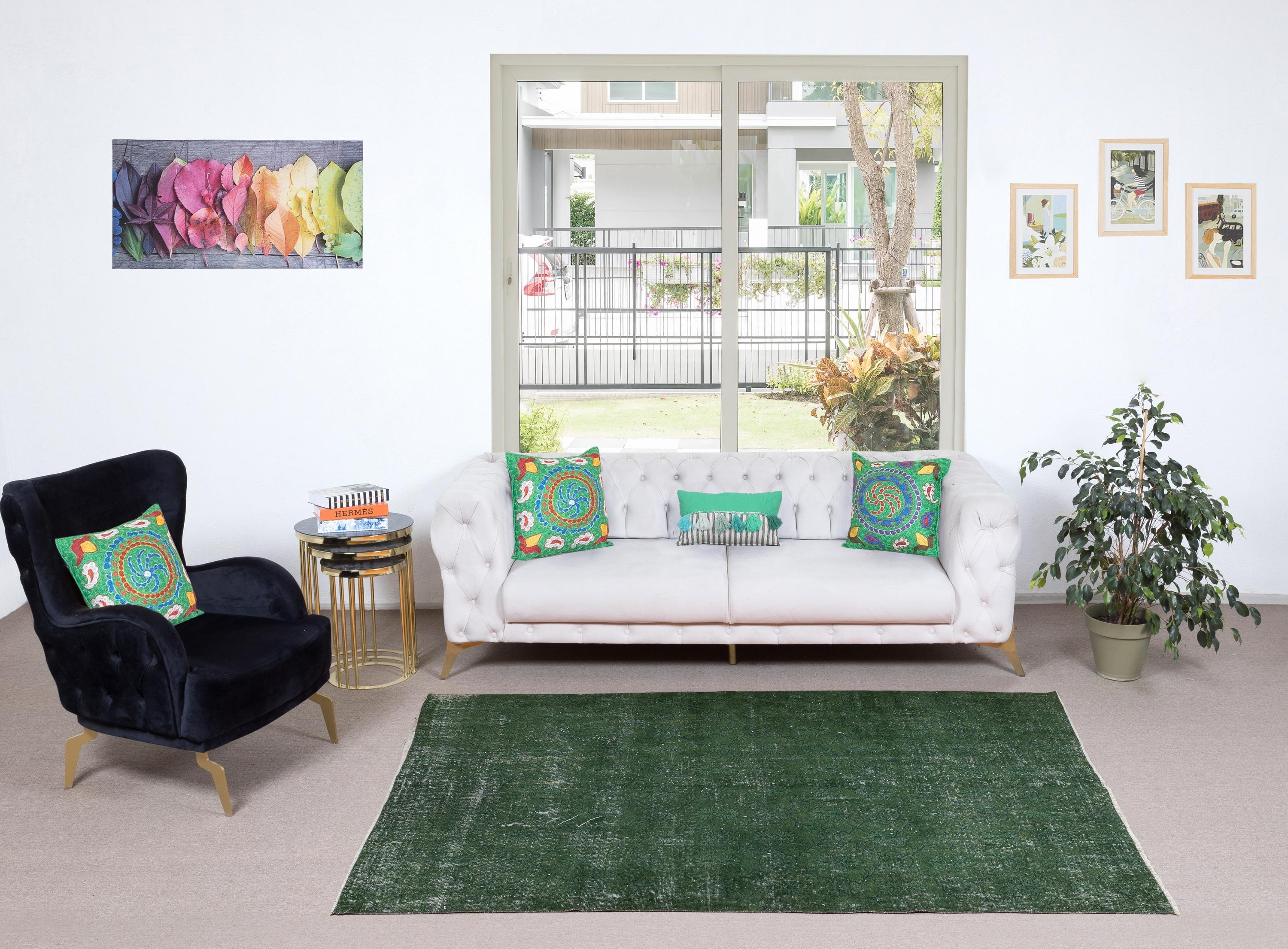 I nostri tappeti sovratinti sono tutti tappeti turchi vintage annodati a mano, accuratamente restaurati e reimmaginati nel nostro laboratorio per adattarsi a un'ampia gamma di stili di arredamento, da quello moderno e minimalista a quello costiero,