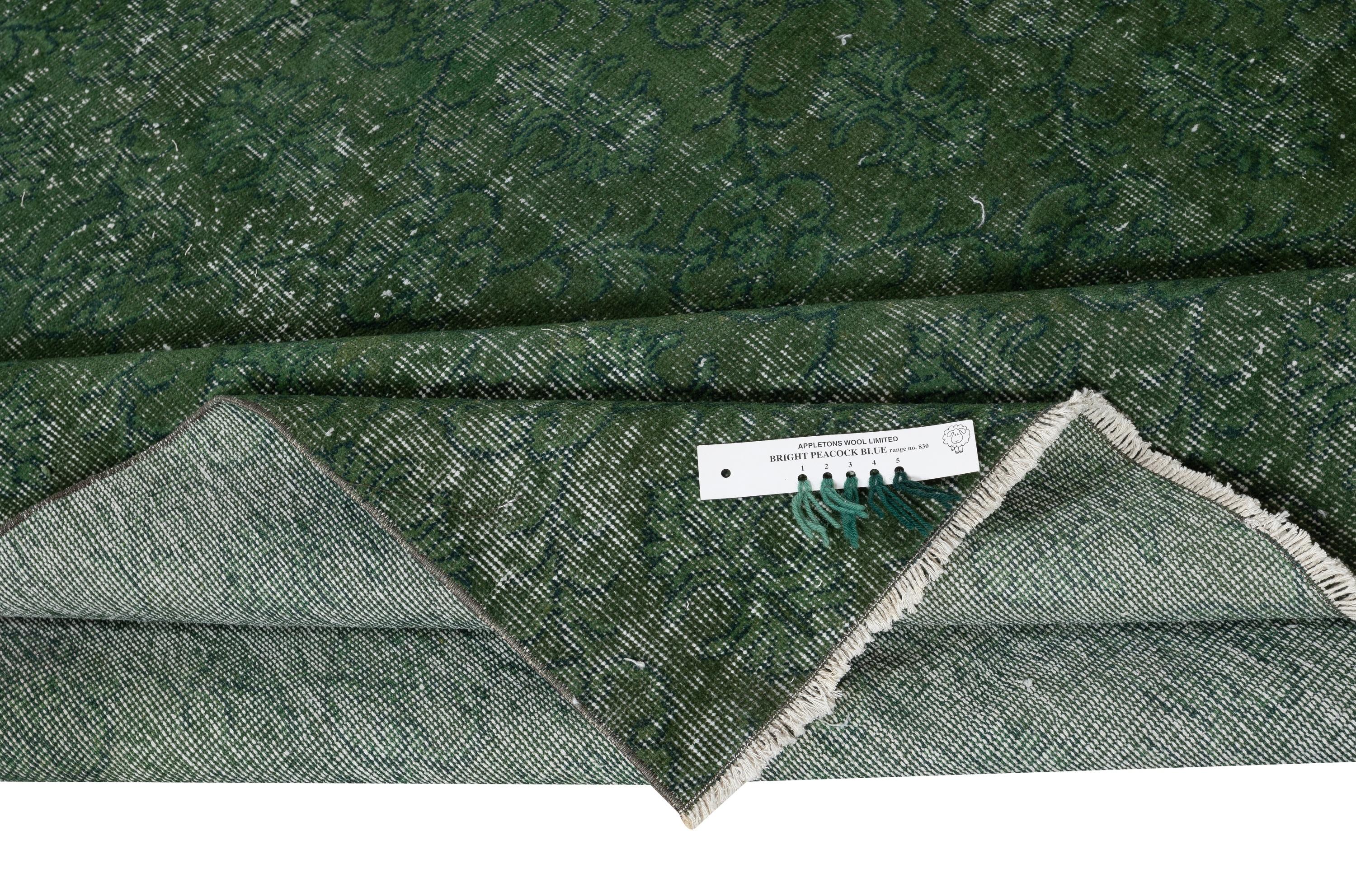 Moderno Tappeto vintage sovratinto verde 5.3x8 Ft per interni moderni. Realizzato a mano in Turchia in vendita