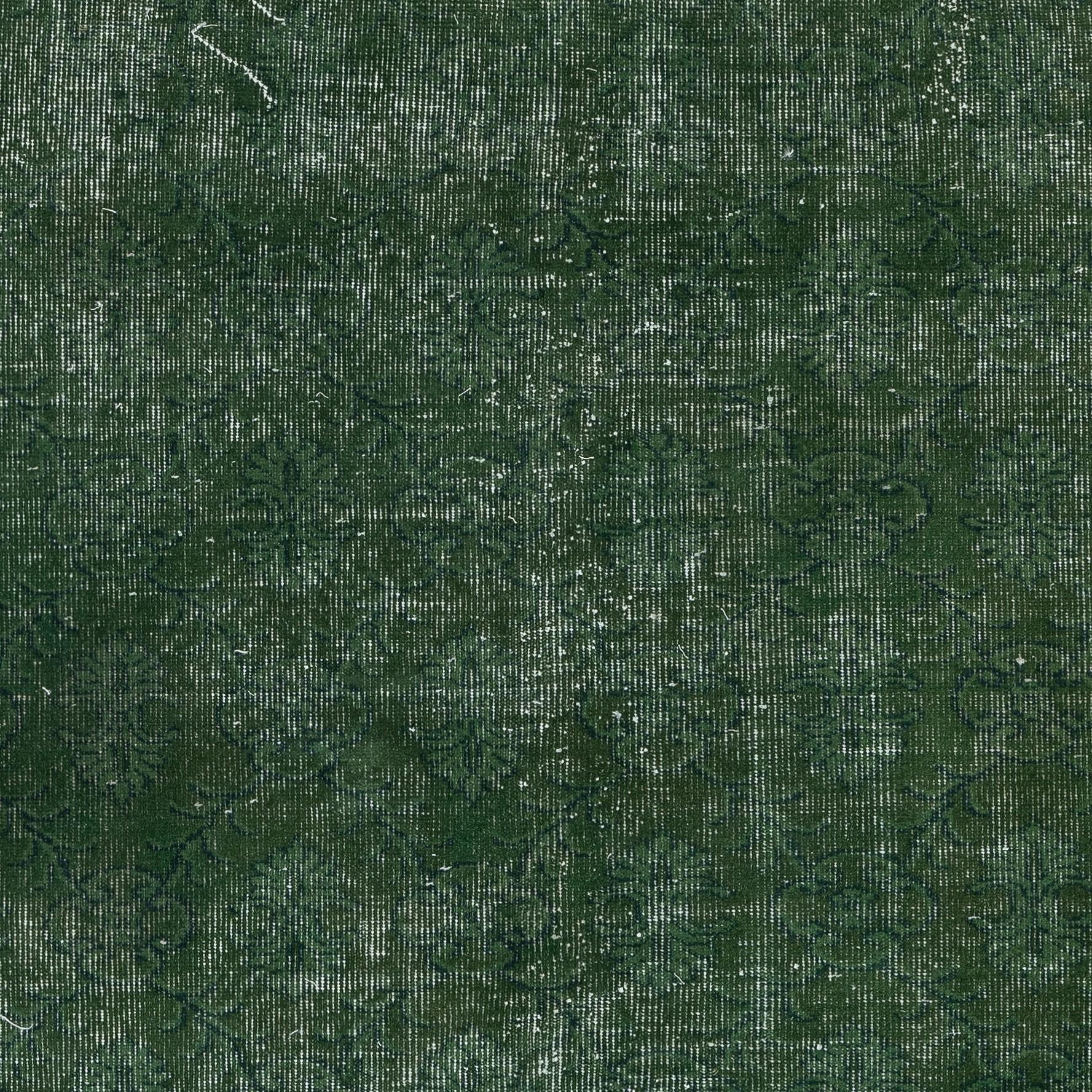 Turco Tappeto vintage sovratinto verde 5.3x8 Ft per interni moderni. Realizzato a mano in Turchia in vendita
