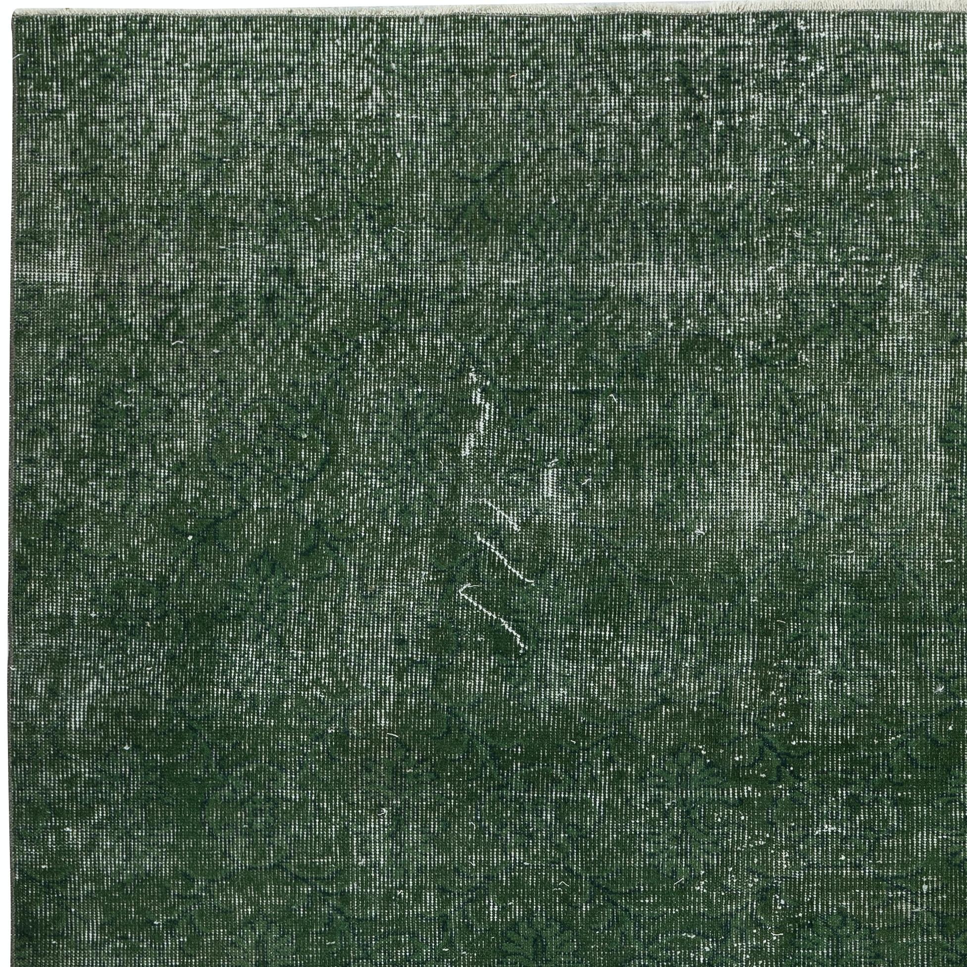 Annodato a mano Tappeto vintage sovratinto verde 5.3x8 Ft per interni moderni. Realizzato a mano in Turchia in vendita