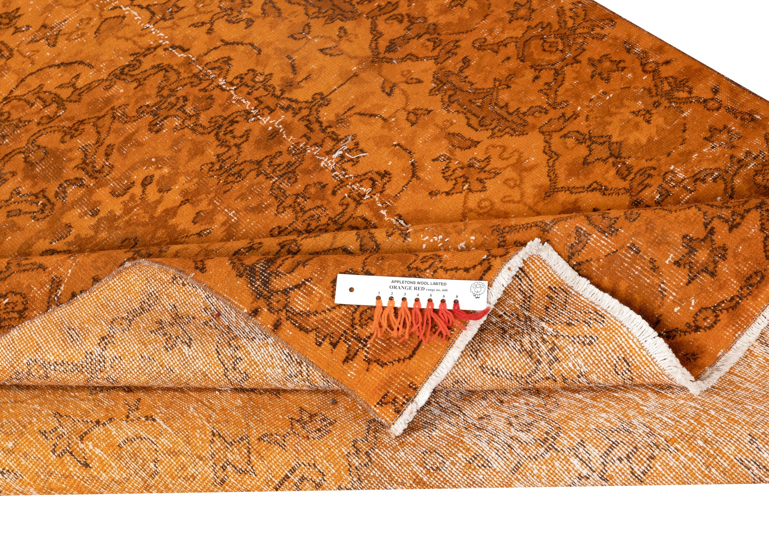 Moderno Tappeto vintage 5.3x8 Ft arancione tinto di rosso per interni moderni. Annodato a mano in Turchia in vendita