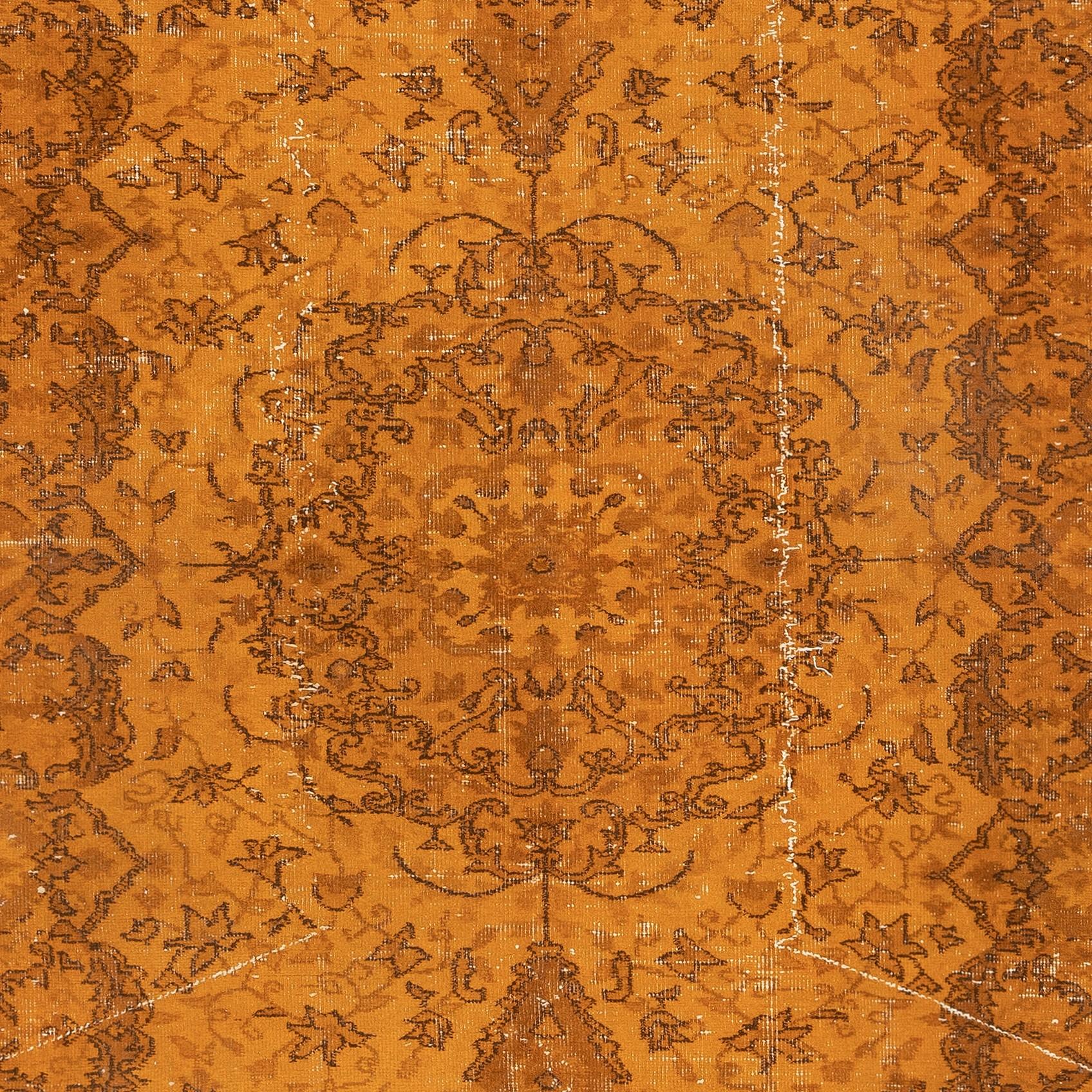 Turco Tappeto vintage 5.3x8 Ft arancione tinto di rosso per interni moderni. Annodato a mano in Turchia in vendita