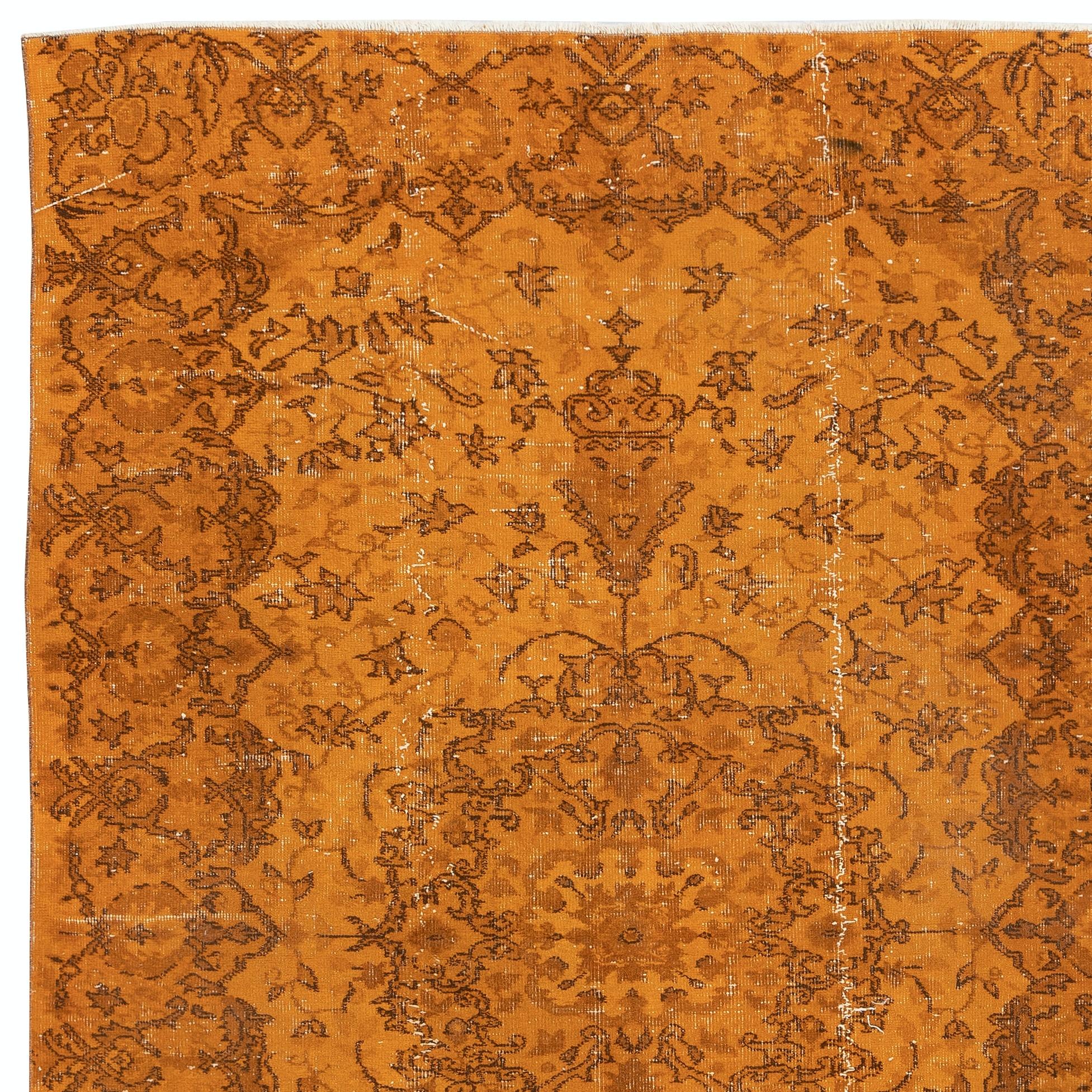 Tappeto vintage 5.3x8 Ft arancione tinto di rosso per interni moderni. Annodato a mano in Turchia In condizioni buone in vendita a Spring Valley, NY