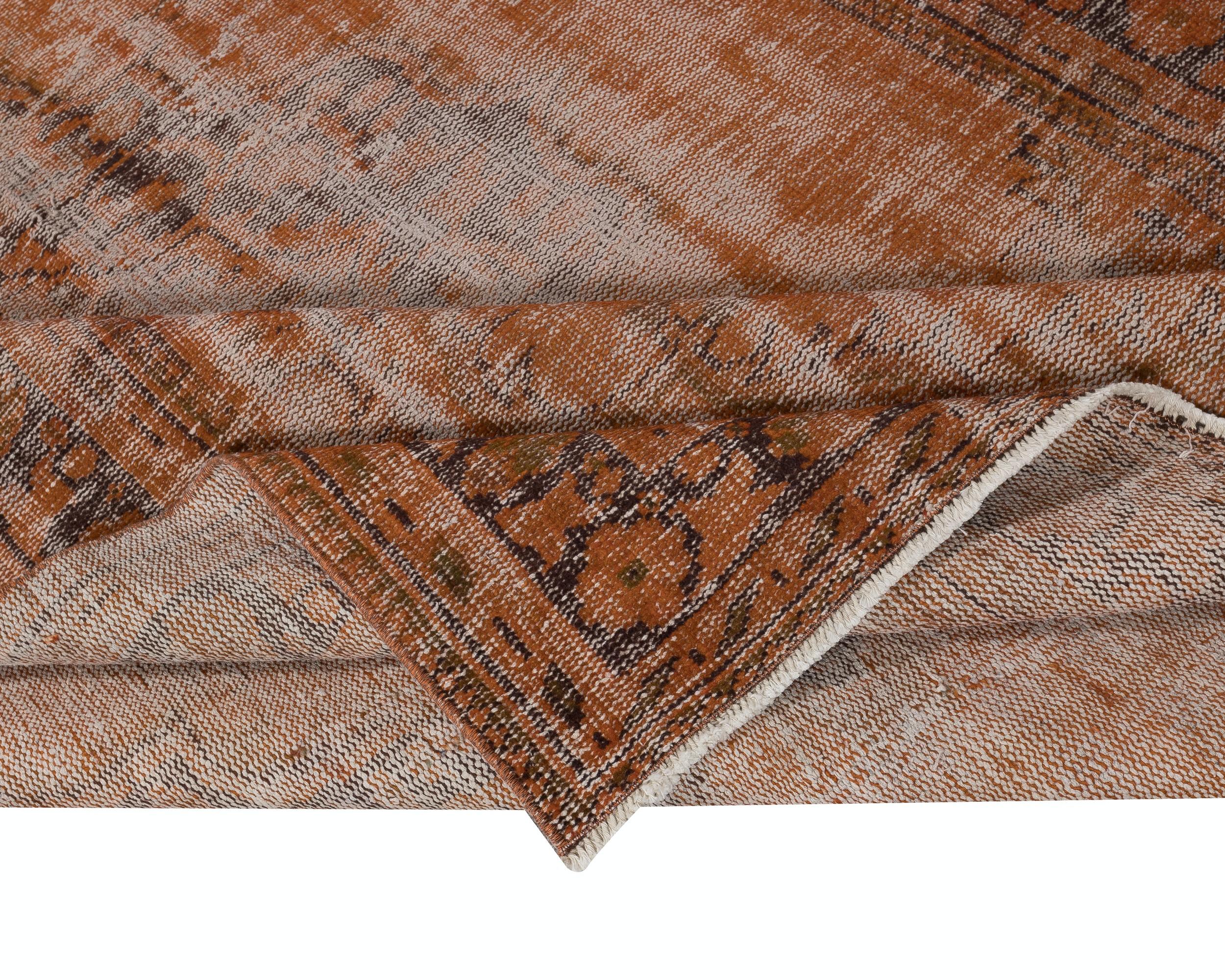 Handgefertigter türkischer Teppich in Orange im Used-Look 5.3x8.2 Ft für Büro-Dekor im Used-Look (Moderne) im Angebot