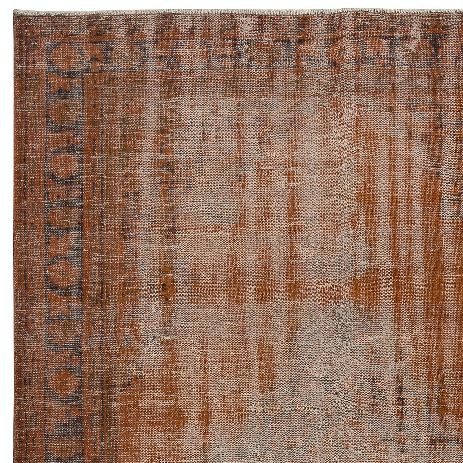 Handgefertigter türkischer Teppich in Orange im Used-Look 5.3x8.2 Ft für Büro-Dekor im Used-Look (Türkisch) im Angebot
