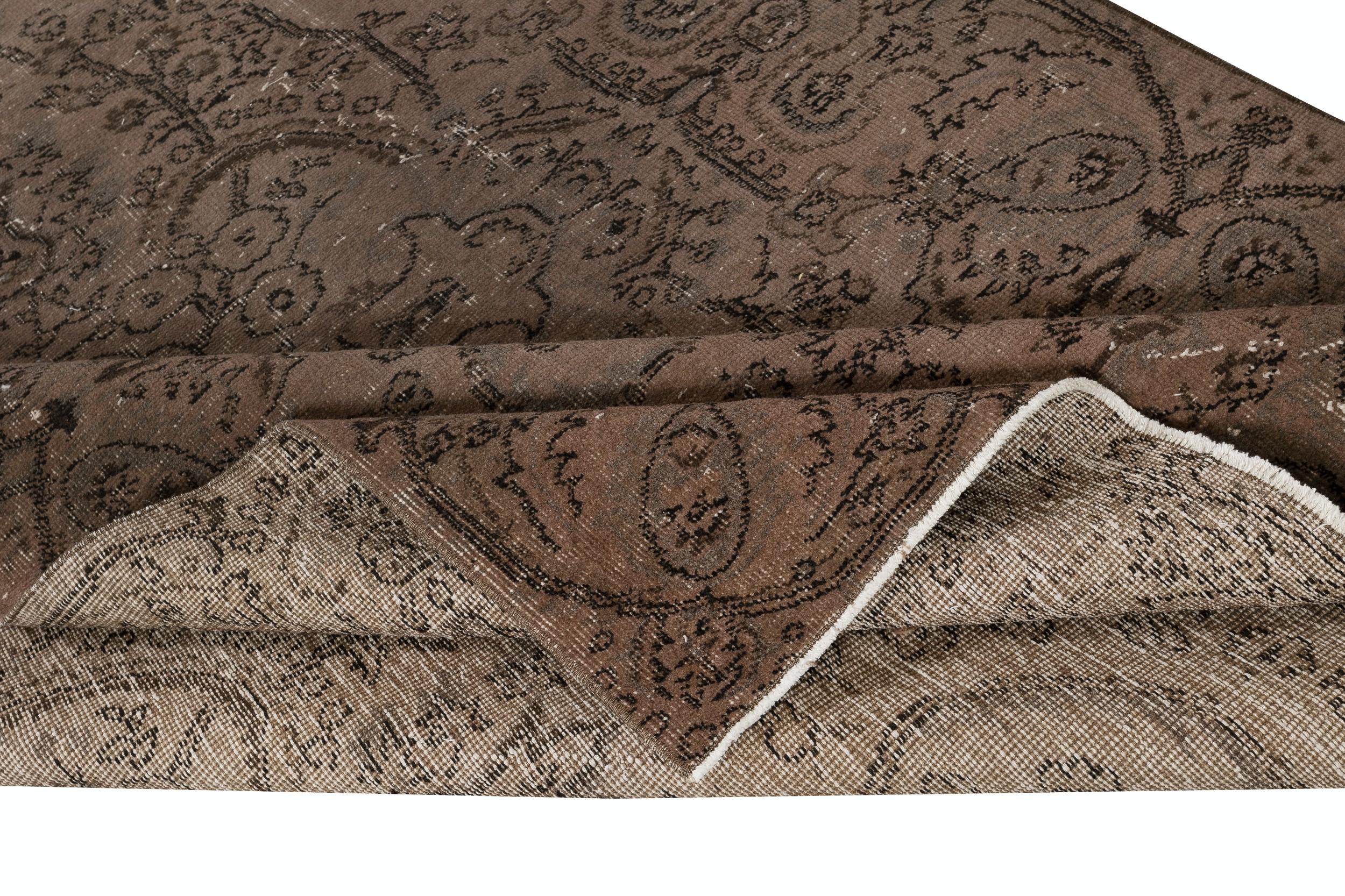 Moderno Tappeto marrone 5.3x8.3 Ft con disegno botanico, annodato a mano in Turchia in vendita