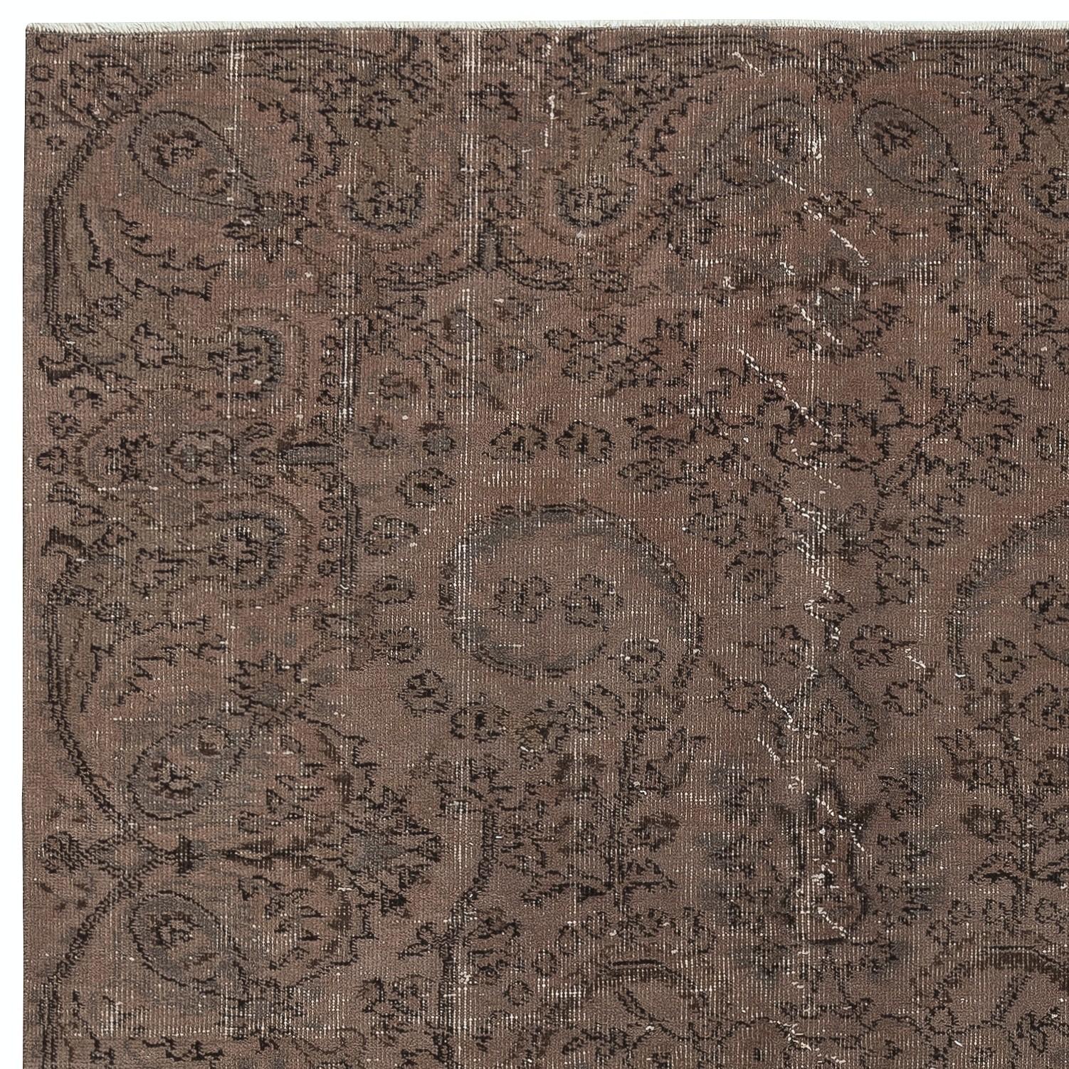 Turco Tappeto marrone 5.3x8.3 Ft con disegno botanico, annodato a mano in Turchia in vendita