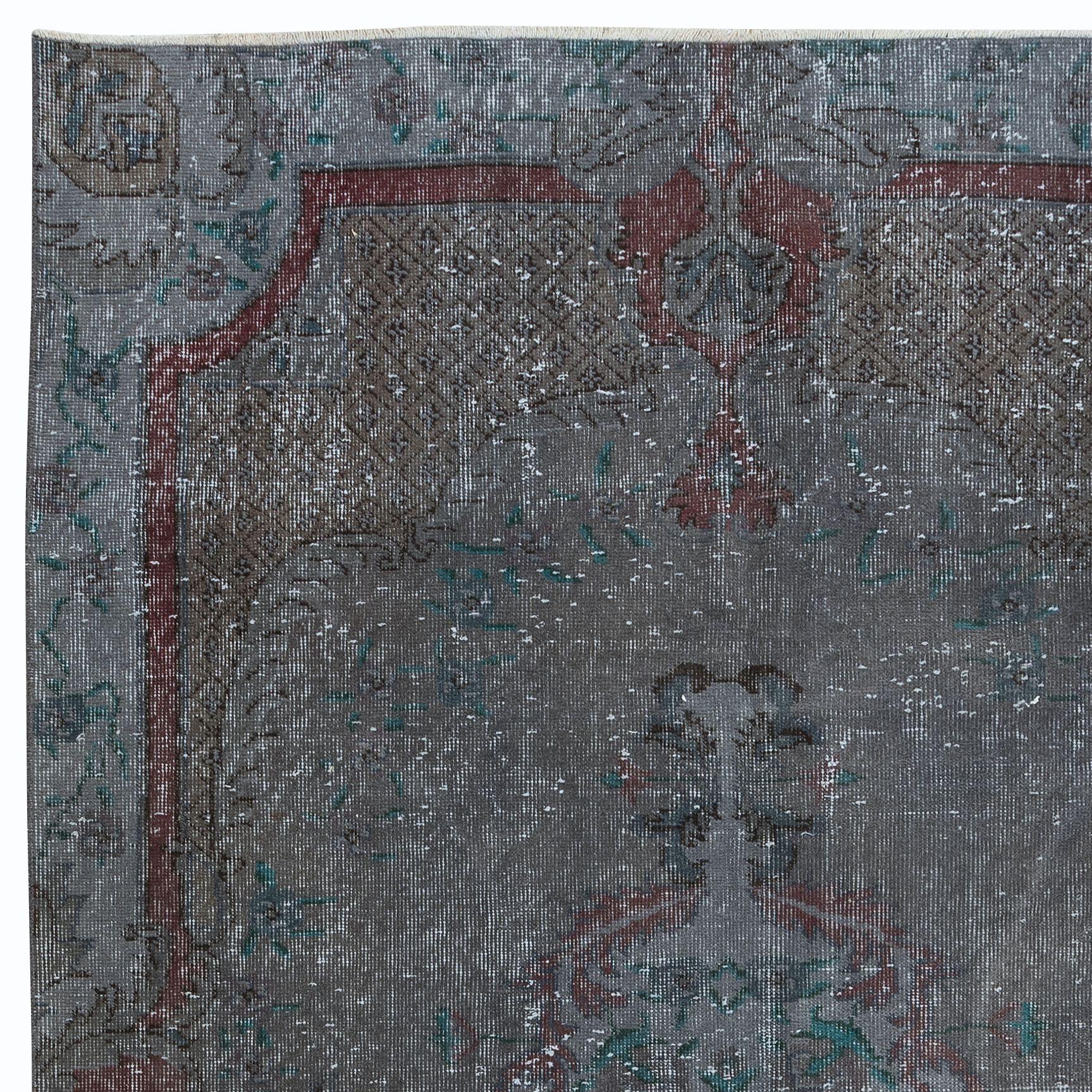 Moderner handgefertigter türkischer niedriger Flor-Teppich in Grau, Maroonrot und Grün 5.3x8,3 Ft (Handgeknüpft) im Angebot