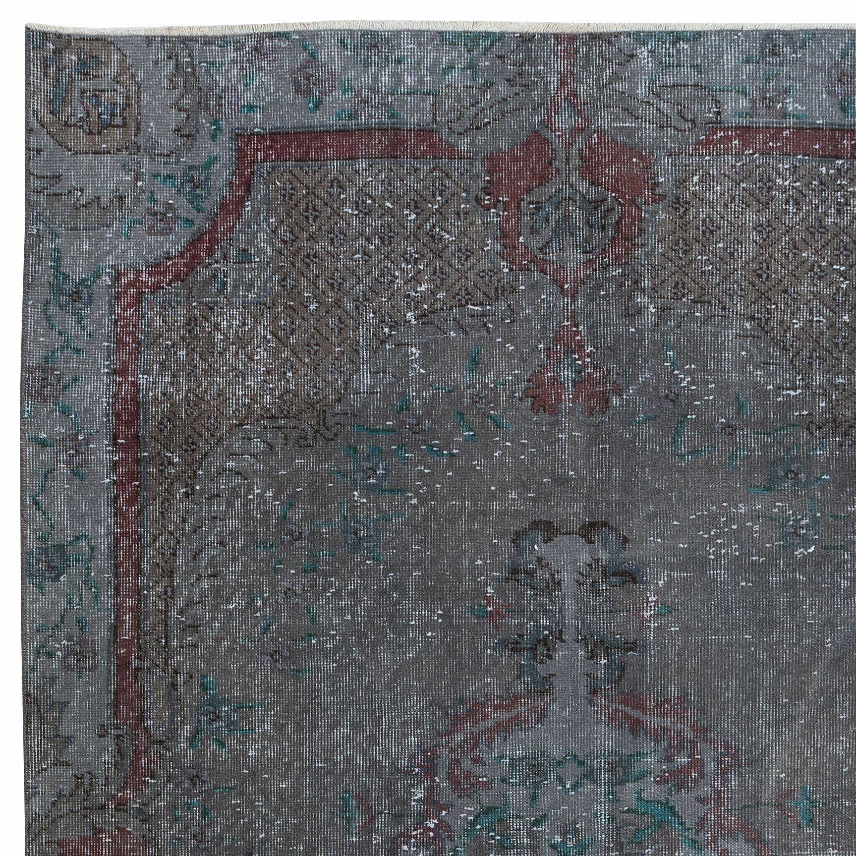 5.3x8.3 Ft Modern Handmade Turkish Low Pile Area Rug in Gray, Maroon Red & Green In Good Condition For Sale In Philadelphia, PA