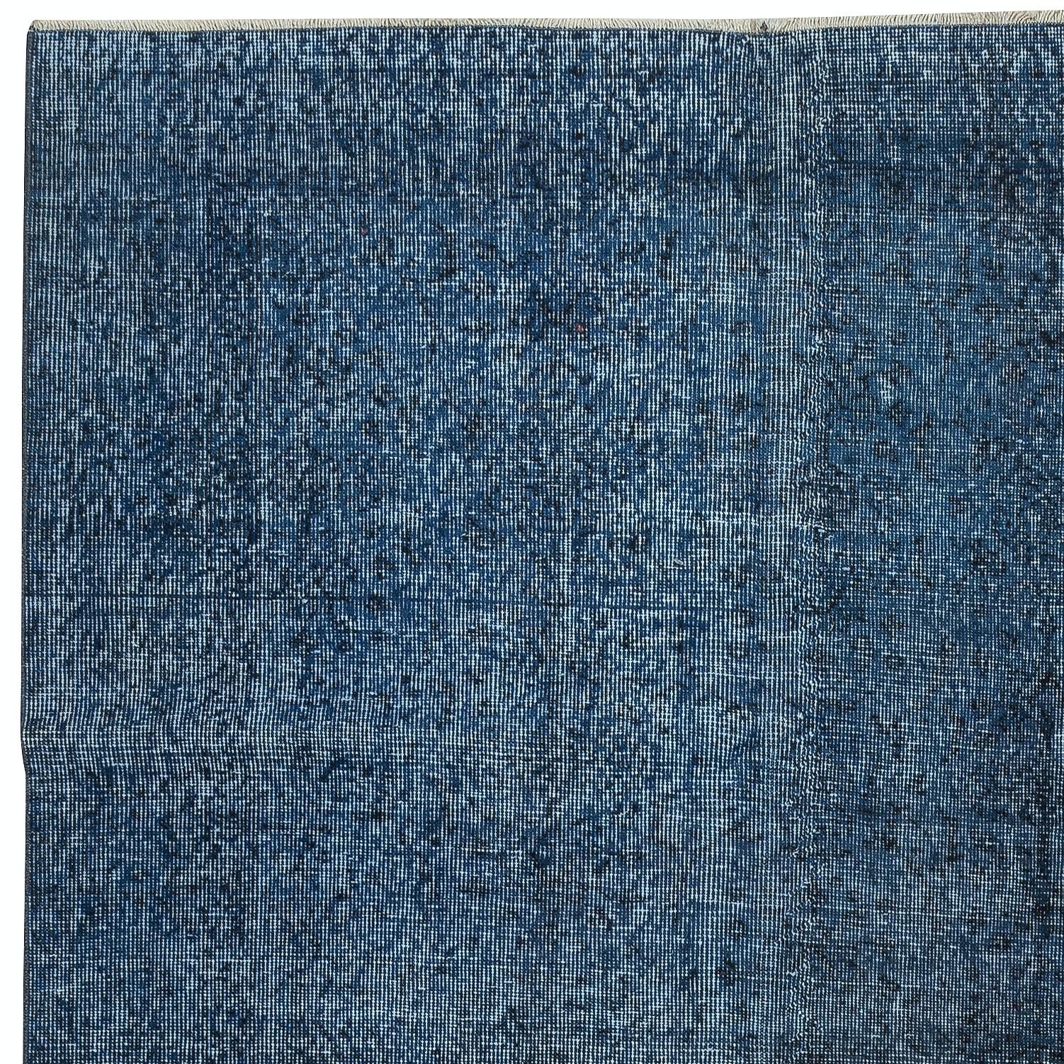 Turco Tappeto blu solido 5.3x8.3 Ft per interni contemporanei, fatto a mano in Turchia in vendita