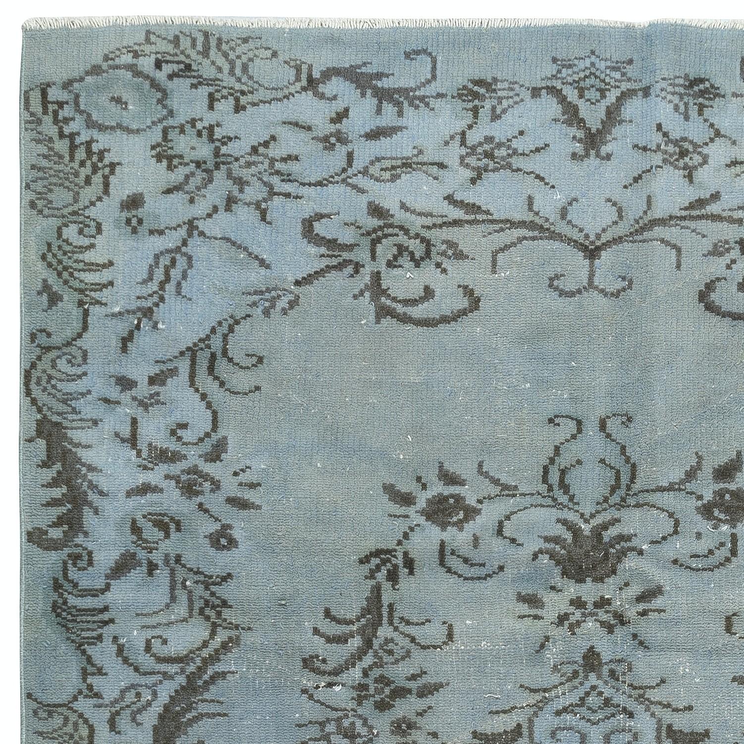 Moderner handgefertigter blauer türkischer Teppich mit Medaillon-Design 5.3x8.4 Ft (Handgeknüpft) im Angebot