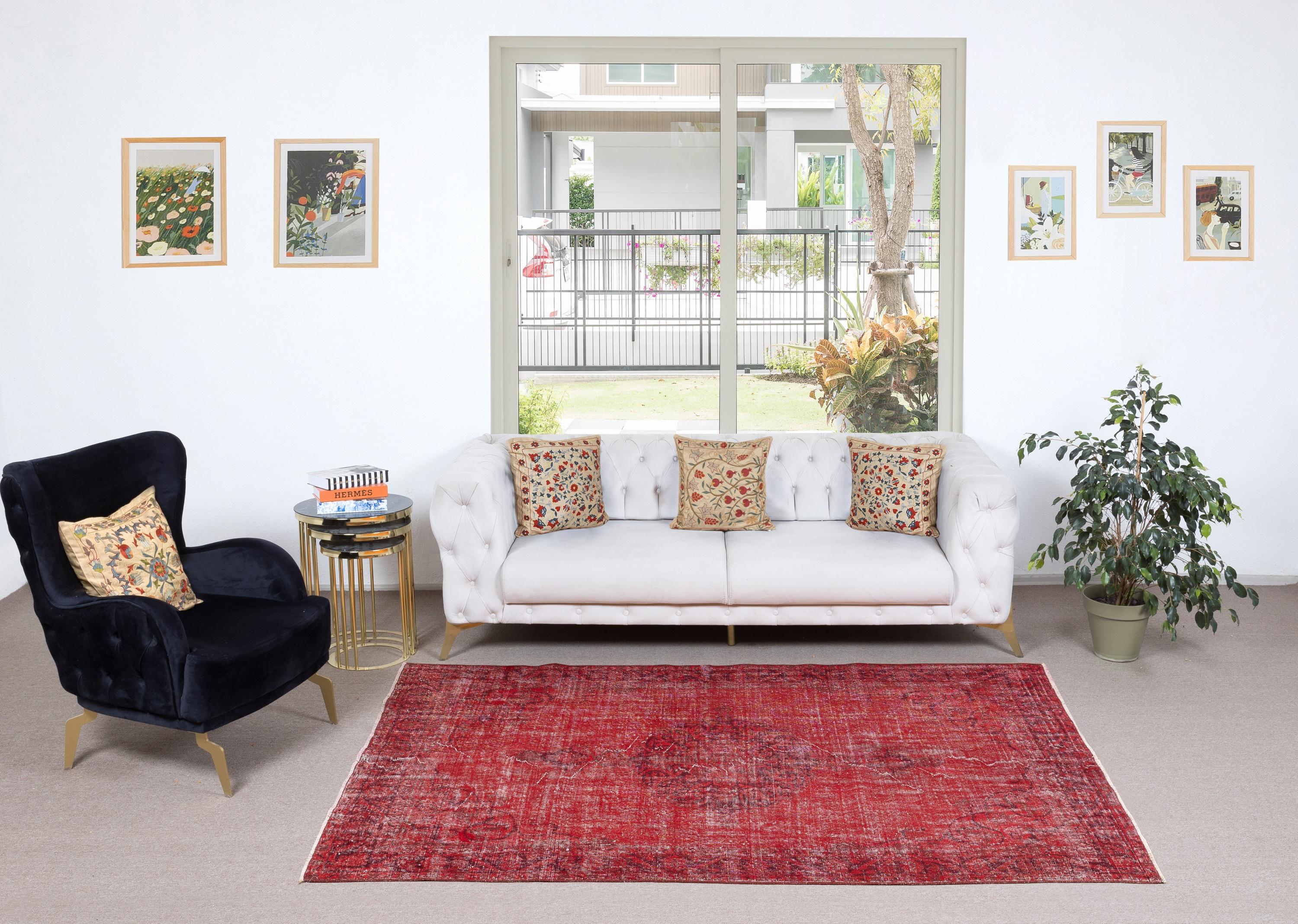 Unsere gefärbten Teppiche sind allesamt handgeknüpfte türkische Vintage-Teppiche, die in unserer Werkstatt sorgfältig restauriert und neu gestaltet wurden, damit sie zu einer breiten Palette von Einrichtungsstilen passen - von modern und