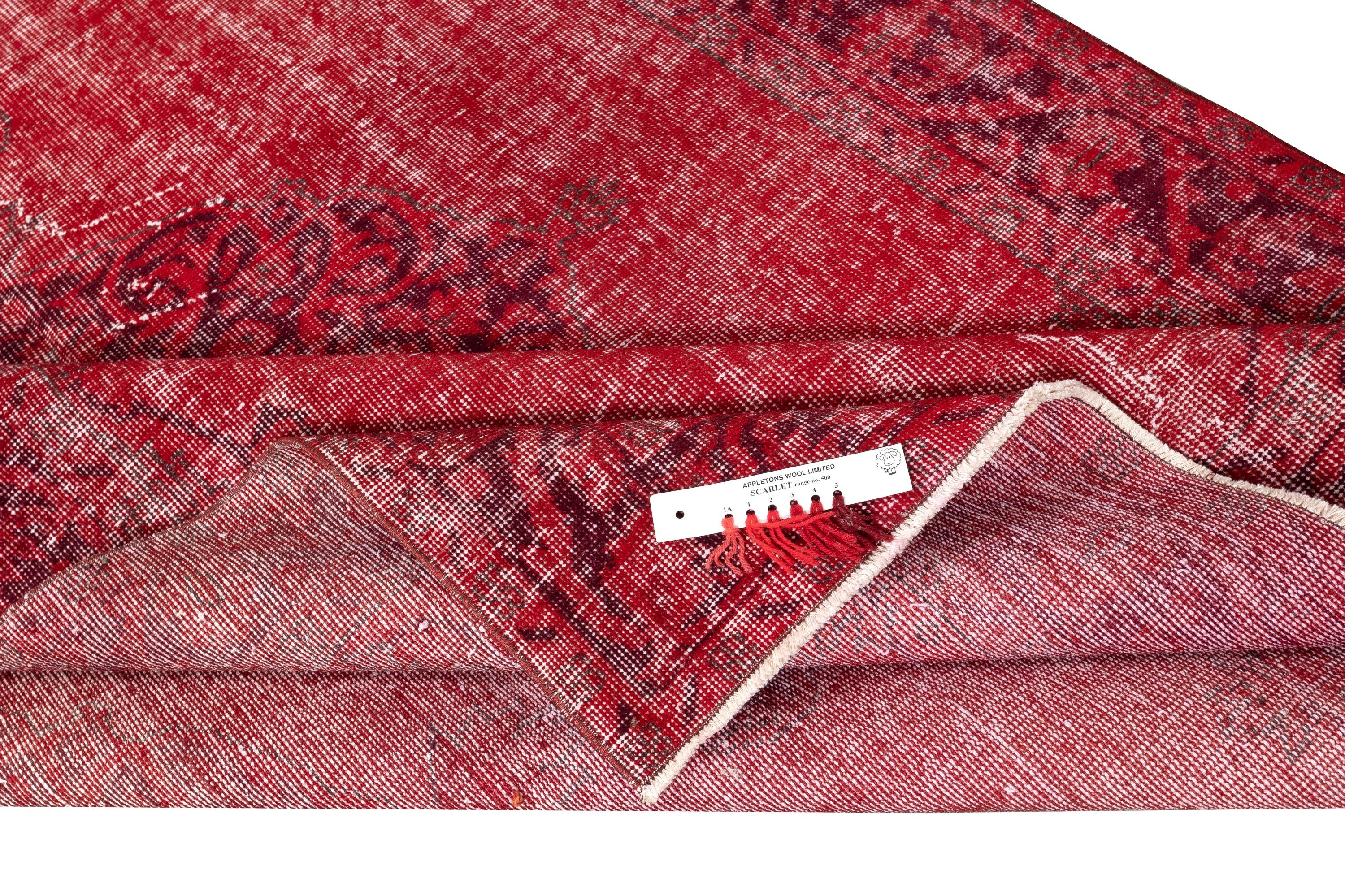 5.3x8.4 Ft Red Overdyed Handgemachter Teppich. Vintage Turkish Area Rug für Wohnzimmer (Moderne) im Angebot