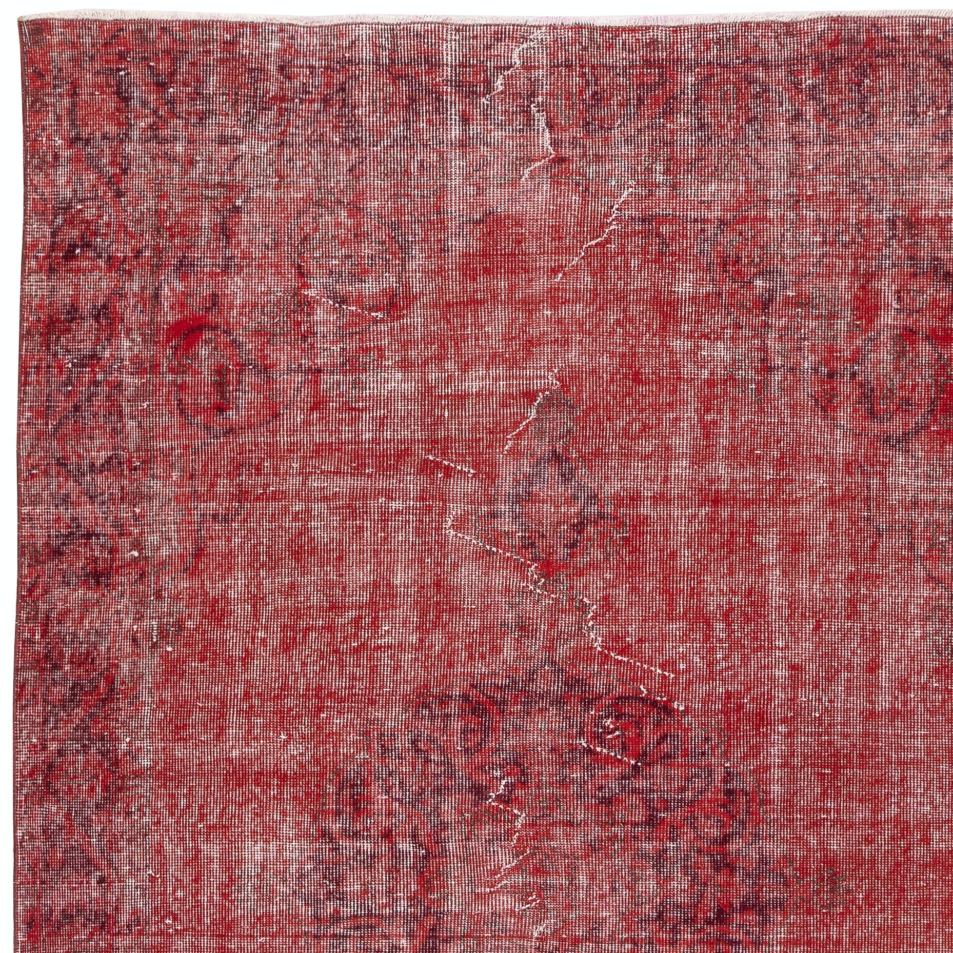 5.3x8.4 Ft Red Overdyed Handgemachter Teppich. Vintage Turkish Area Rug für Wohnzimmer (Handgeknüpft) im Angebot