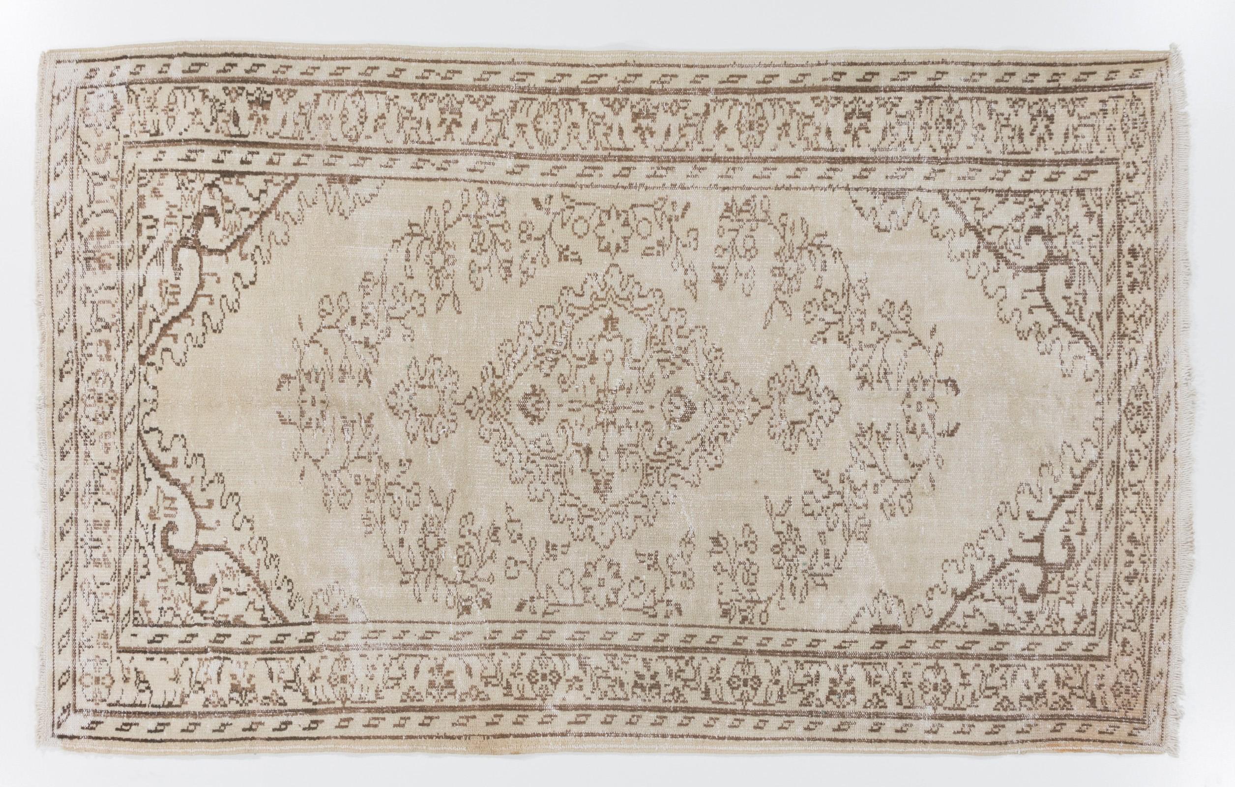 5.3x8.4 ft Vintage Anatolian Oushak Rug, Beige Handmade Carpet, Floor Covering In Good Condition For Sale In Philadelphia, PA