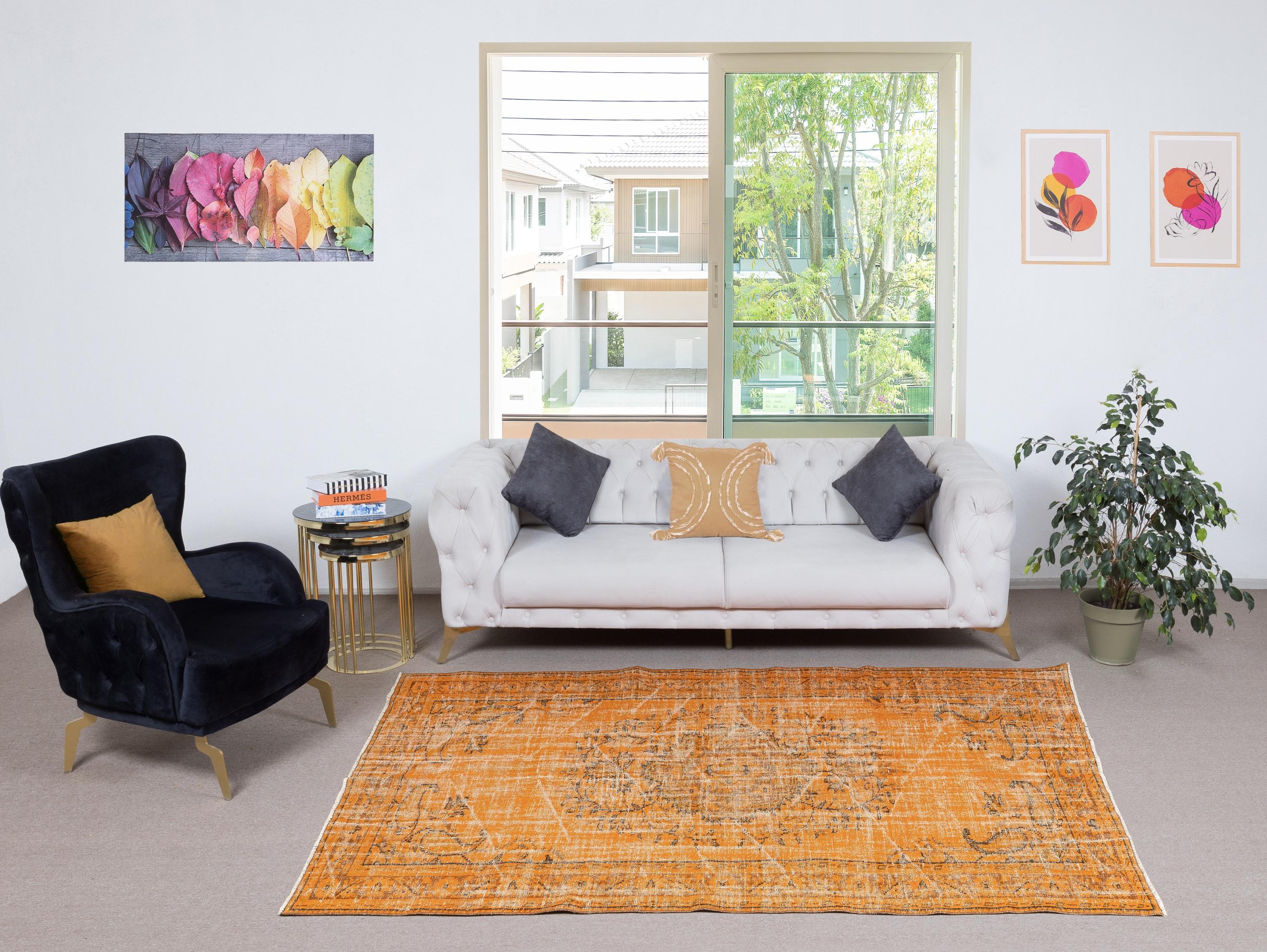 I nostri tappeti sovratinti sono tutti tappeti turchi vintage annodati a mano, accuratamente restaurati e reimmaginati nel nostro laboratorio per adattarsi a un'ampia gamma di stili di arredamento, da quello moderno e minimalista a quello costiero,