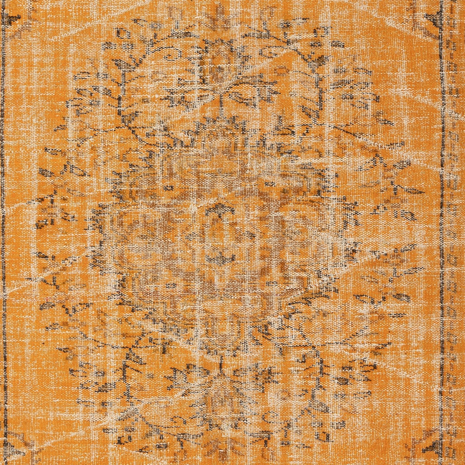 Turco Tappeto turco vintage fatto a mano con tintura arancione 5,3x8,4 Ft per interni moderni in vendita