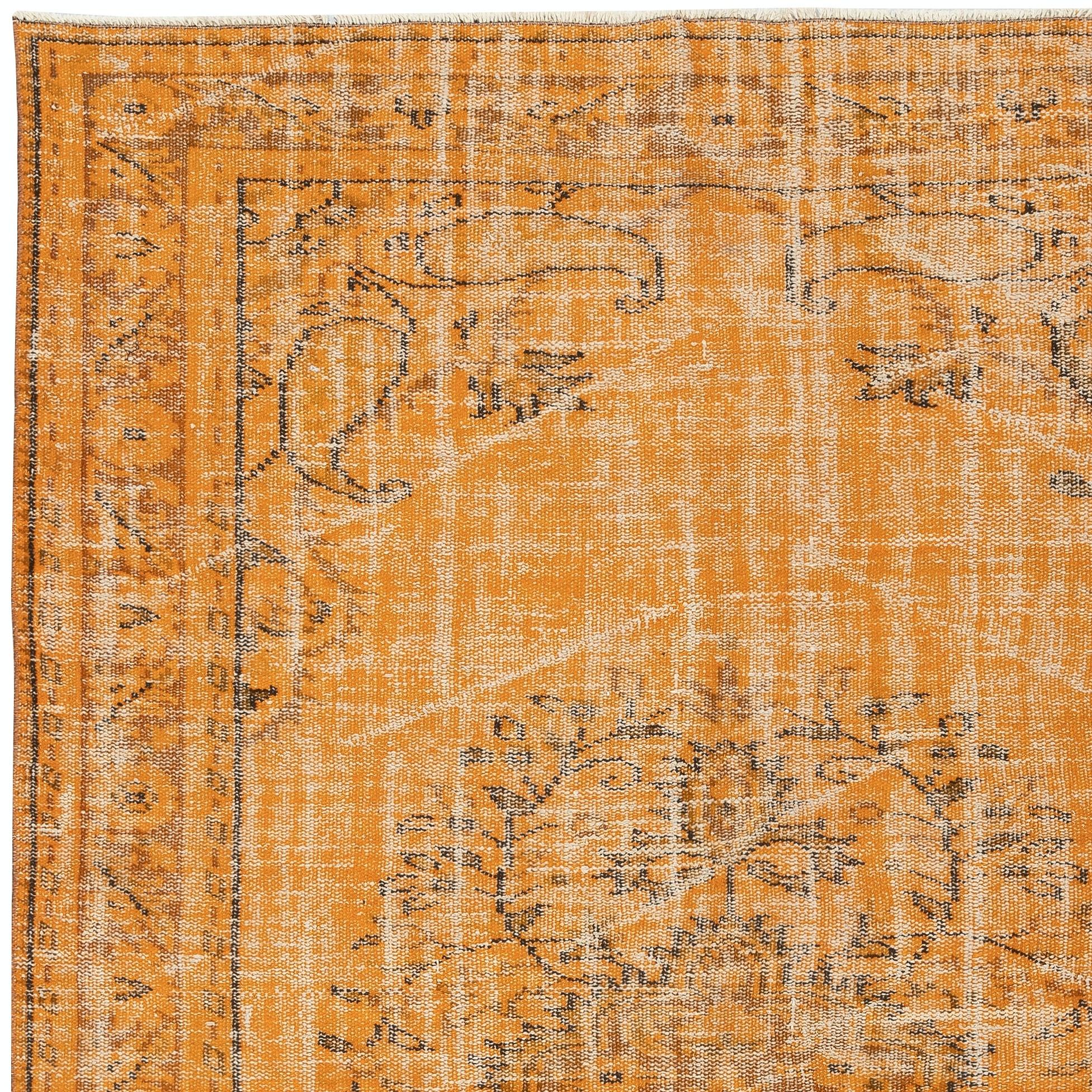 Annodato a mano Tappeto turco vintage fatto a mano con tintura arancione 5,3x8,4 Ft per interni moderni in vendita