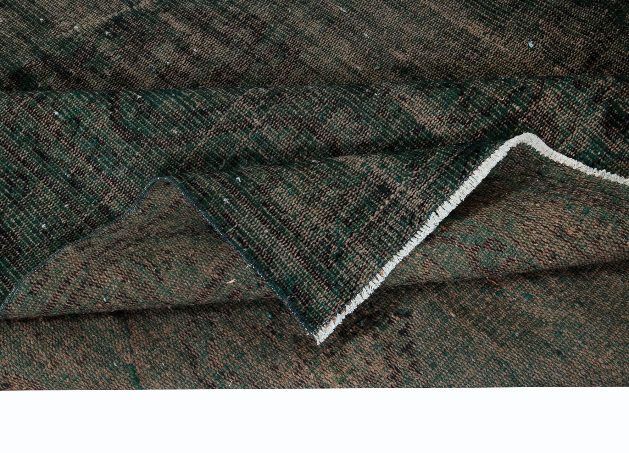 Moderne 5.3x8.5 Ft Distressed Dark Green Rug, Handmade Turkish Shabby Chic Carpet (Tapis turc de style shabby chic) en vente