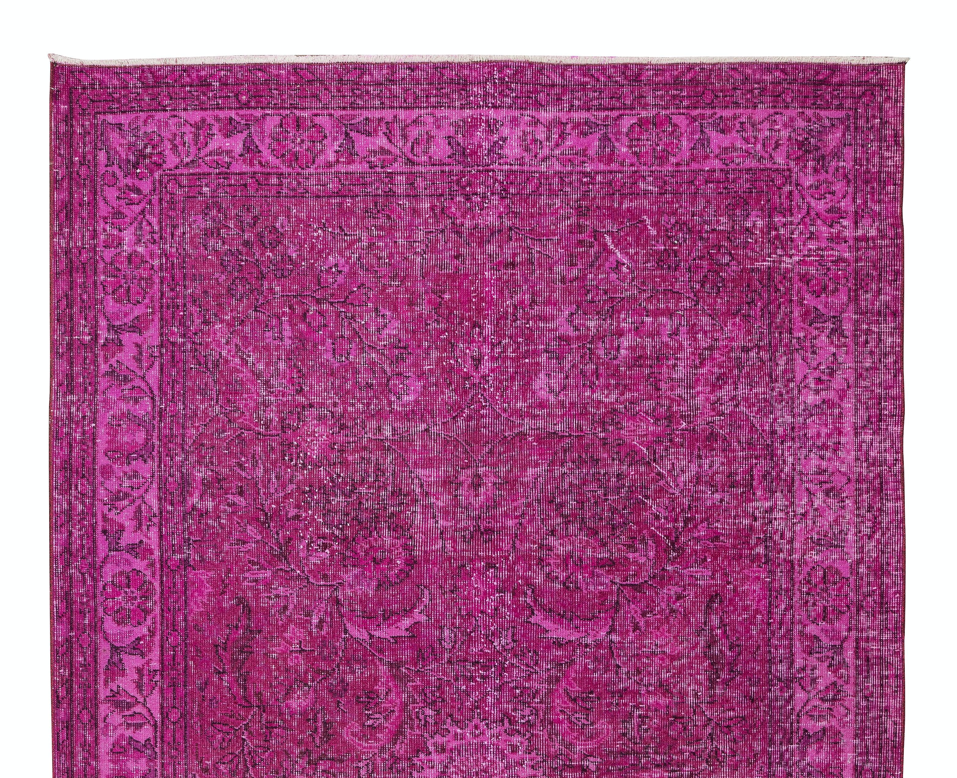 Turc 5.3x8.6 Ft Handmade Turkish Decorative Rug in Fuchsia Pink for Modern Interiors (Tapis décoratif turc fait main en rose fuchsia pour les intérieurs modernes) en vente