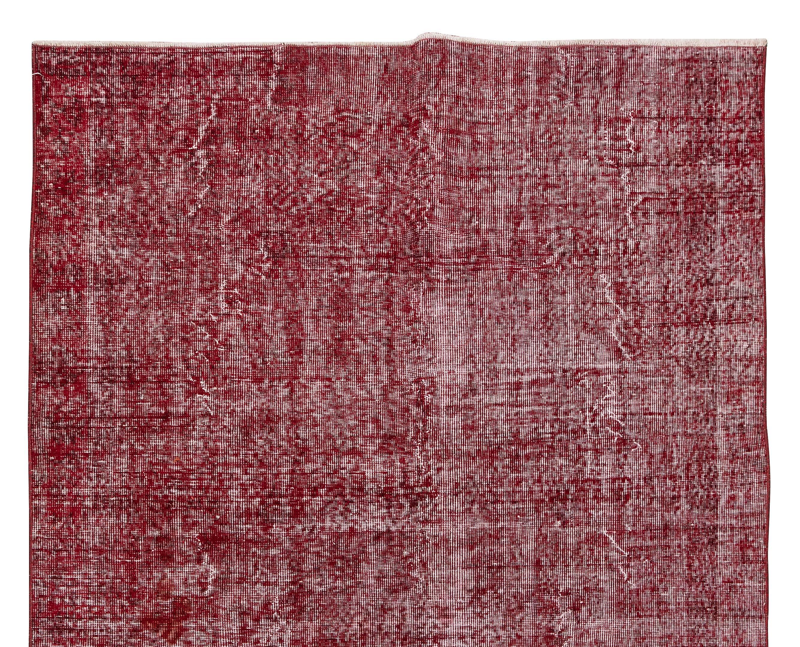 5.3x8.6 Ft Handgefertigter Türkischer Teppich aus der Mitte des Jahrhunderts in schlichtem Rot für moderne Innenräume (Handgeknüpft) im Angebot