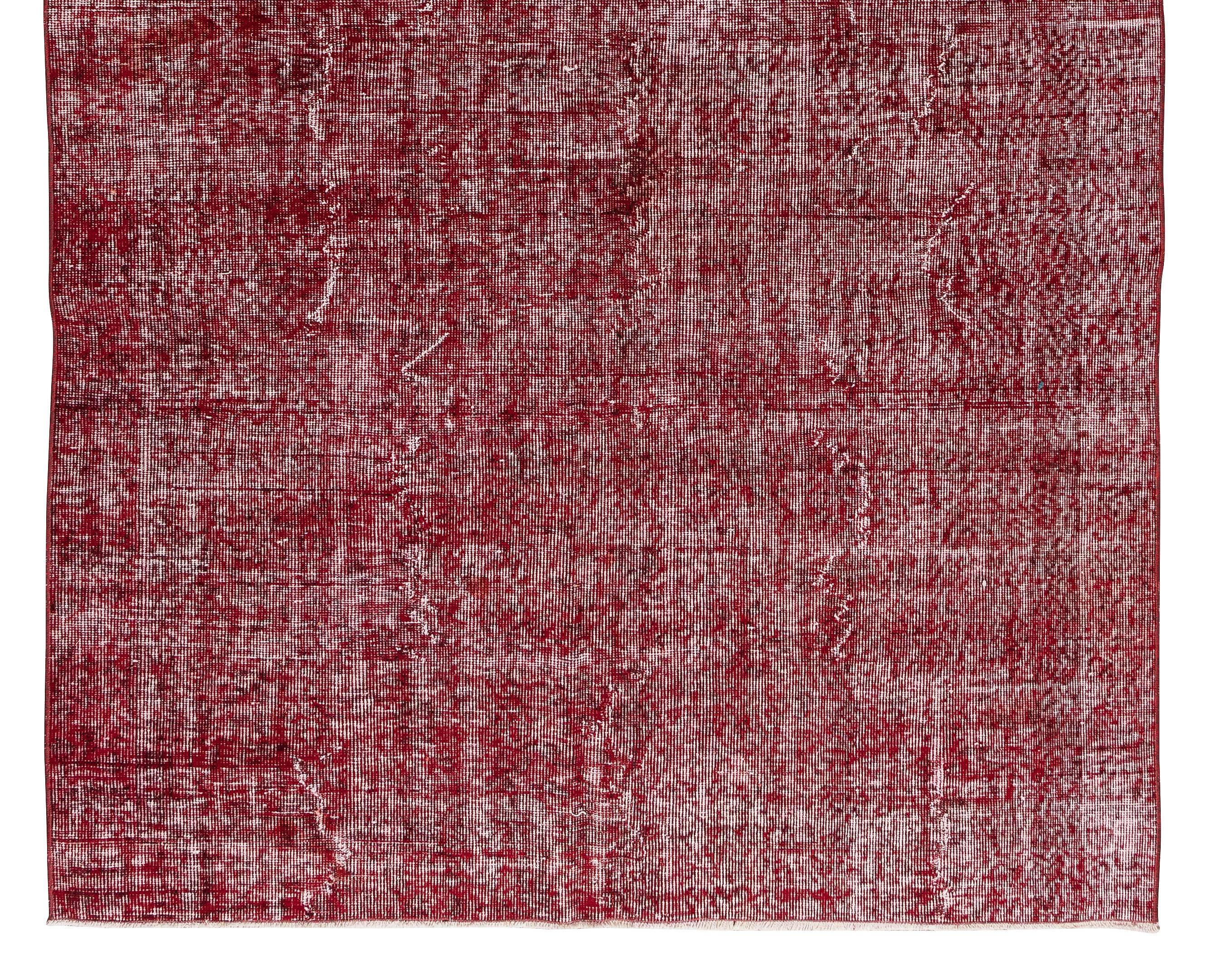 5.3x8.6 Ft Handgefertigter Türkischer Teppich aus der Mitte des Jahrhunderts in schlichtem Rot für moderne Innenräume im Zustand „Gut“ im Angebot in Philadelphia, PA