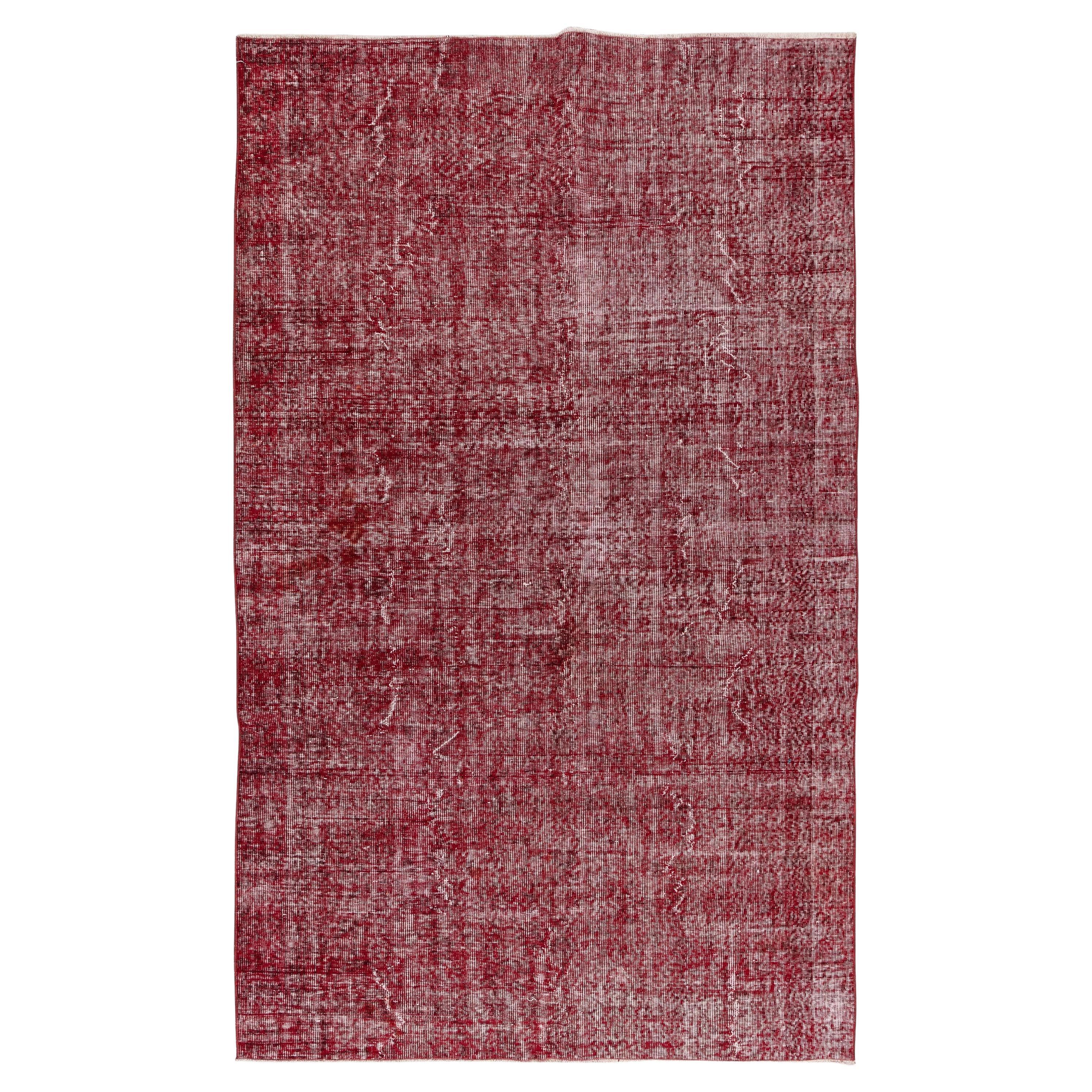 5.3x8.6 Ft Handgefertigter Türkischer Teppich aus der Mitte des Jahrhunderts in schlichtem Rot für moderne Innenräume im Angebot