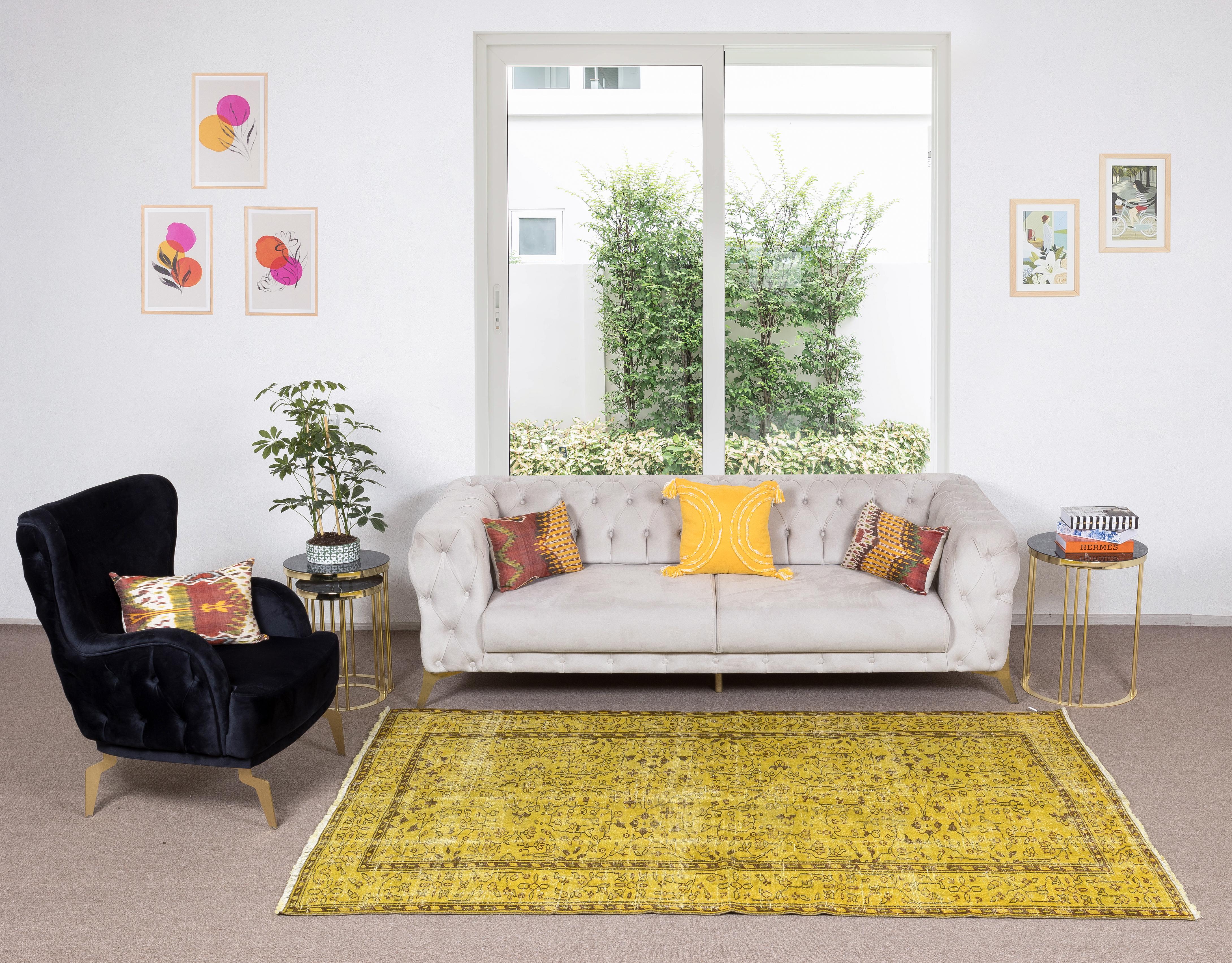 Handgefertigter türkischer gelber Teppich mit floralem Design 5.3x8.6 Ft (Moderne) im Angebot