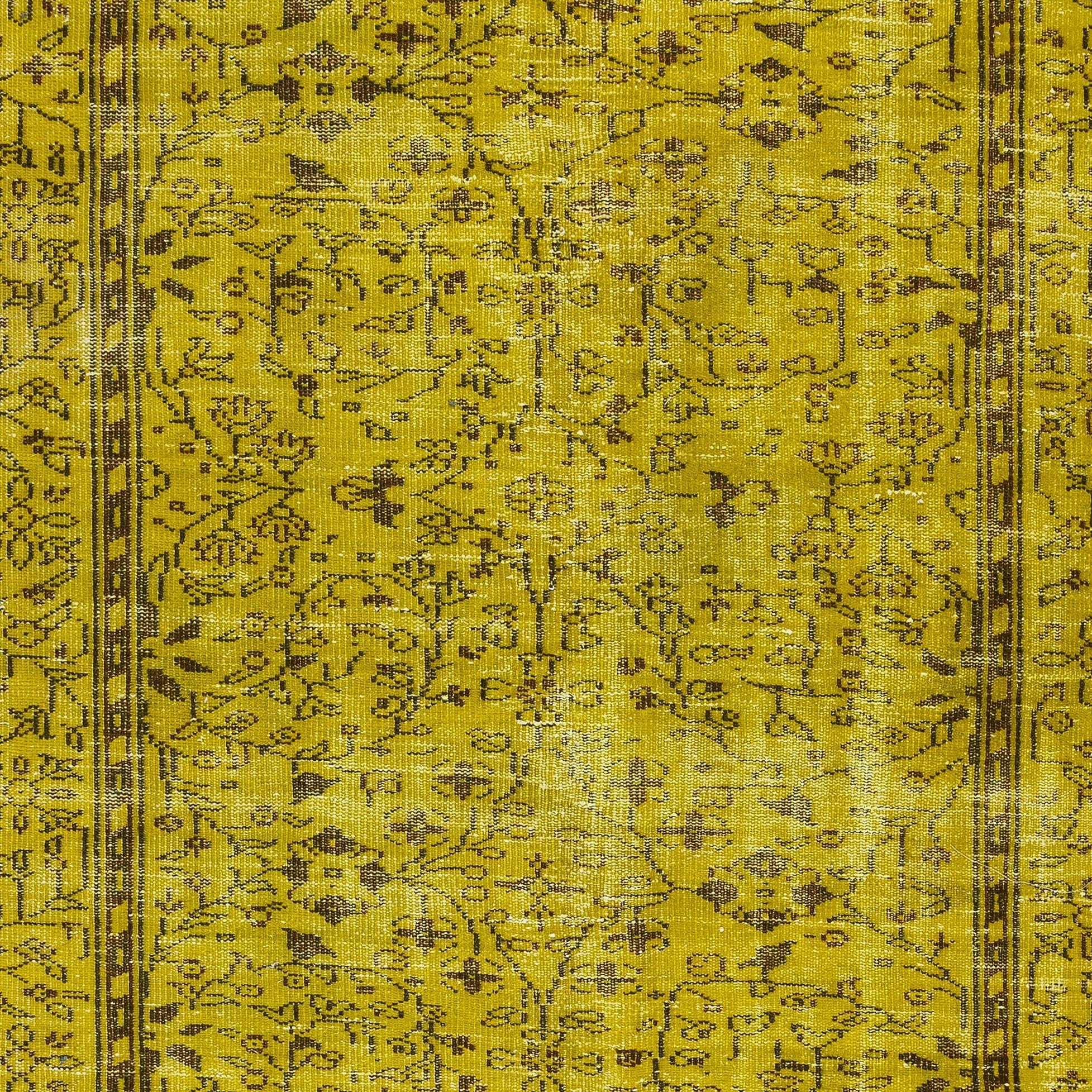 Handgefertigter türkischer gelber Teppich mit floralem Design 5.3x8.6 Ft (Türkisch) im Angebot