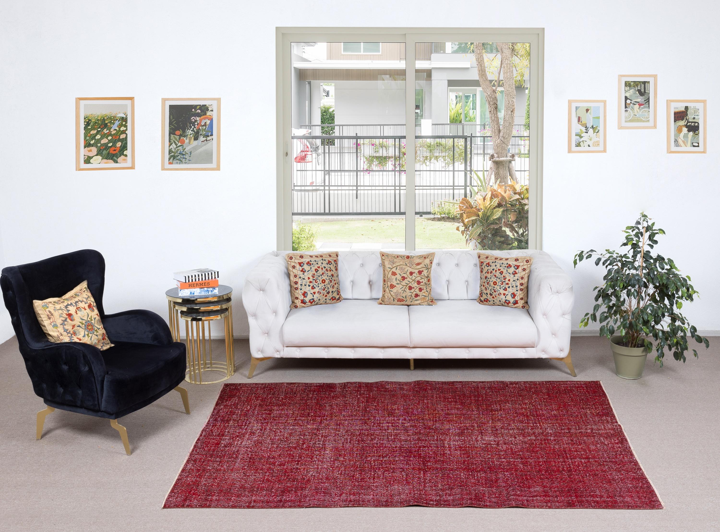 Unsere gefärbten Teppiche sind allesamt handgeknüpfte türkische Vintage-Teppiche, die in unserer Werkstatt sorgfältig restauriert und neu gestaltet wurden, damit sie zu einer breiten Palette von Einrichtungsstilen passen - von modern und