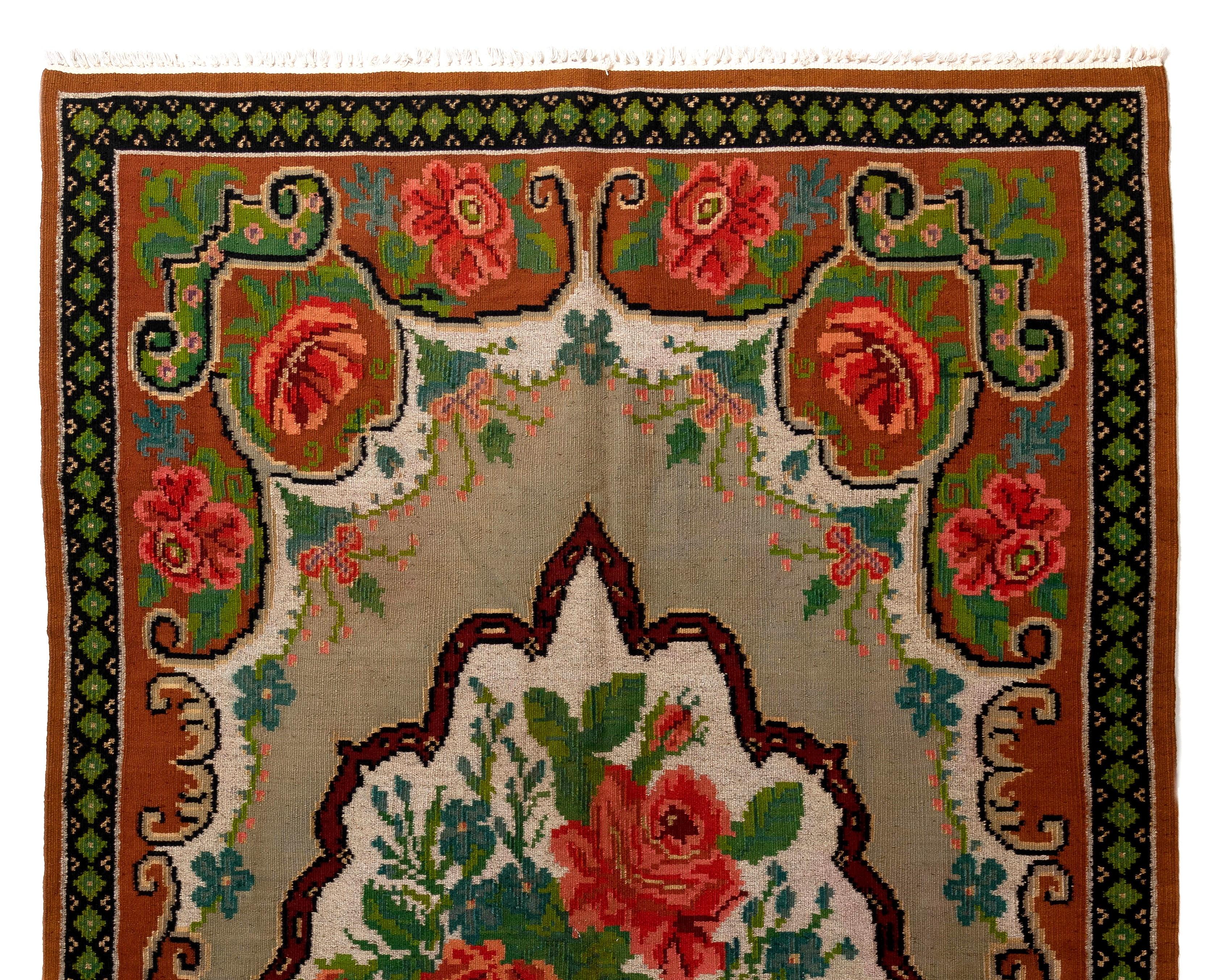 Einzigartiger vintage bessarabischer Kelim. Maße: 5,3 x 8,8 ft
Ein handgewebter osteuropäischer Teppich aus Moldawien. Diese traditionellen moldauischen Flachgewebe sind von alten Aubusson-Teppichen inspiriert, zeichnen sich jedoch durch ihren