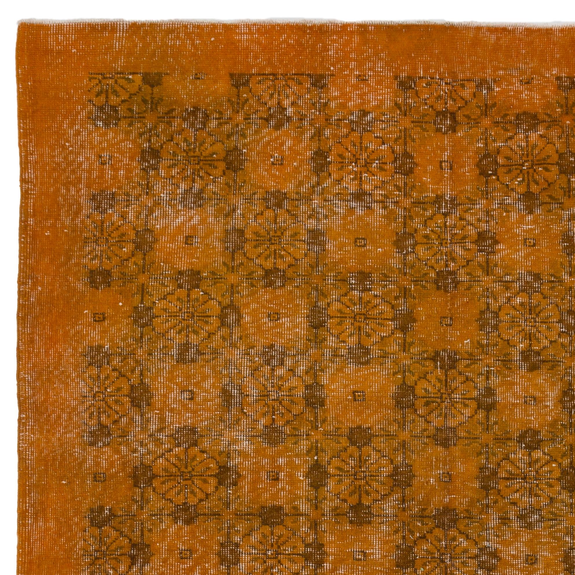 Una alfombra turca vintage sobreteñida en color naranja para el hogar y la oficina modernos.
Finamente anudado a mano, pelo bajo de lana sobre base de algodón.
Limpiada profesionalmente. Resistente y puede utilizarse tanto en interiores comerciales