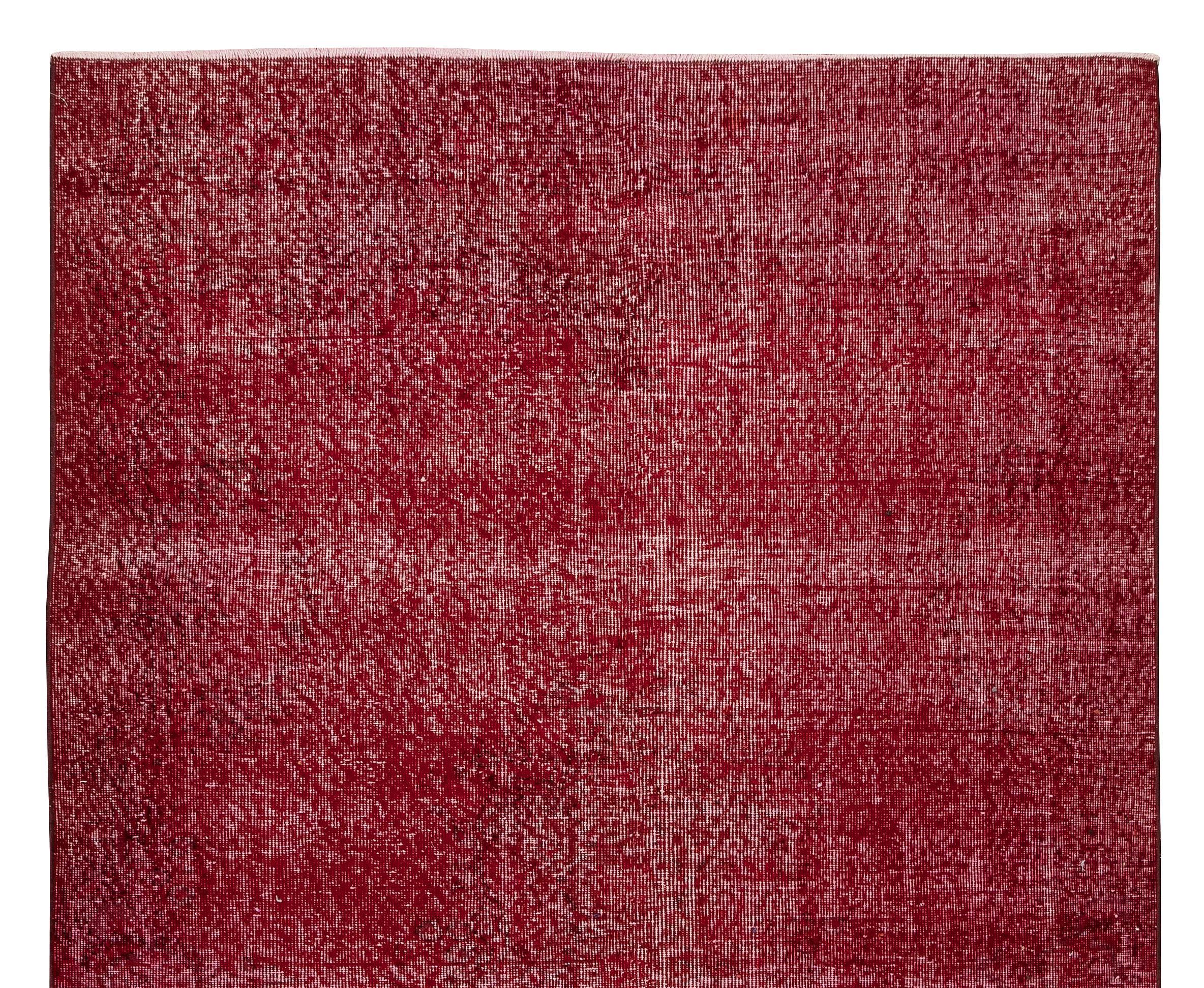 Handgefertigter türkischer Teppich 5.3x9 Ft, moderner, schlichter Teppich aus massivem roter Wolle (Türkisch) im Angebot