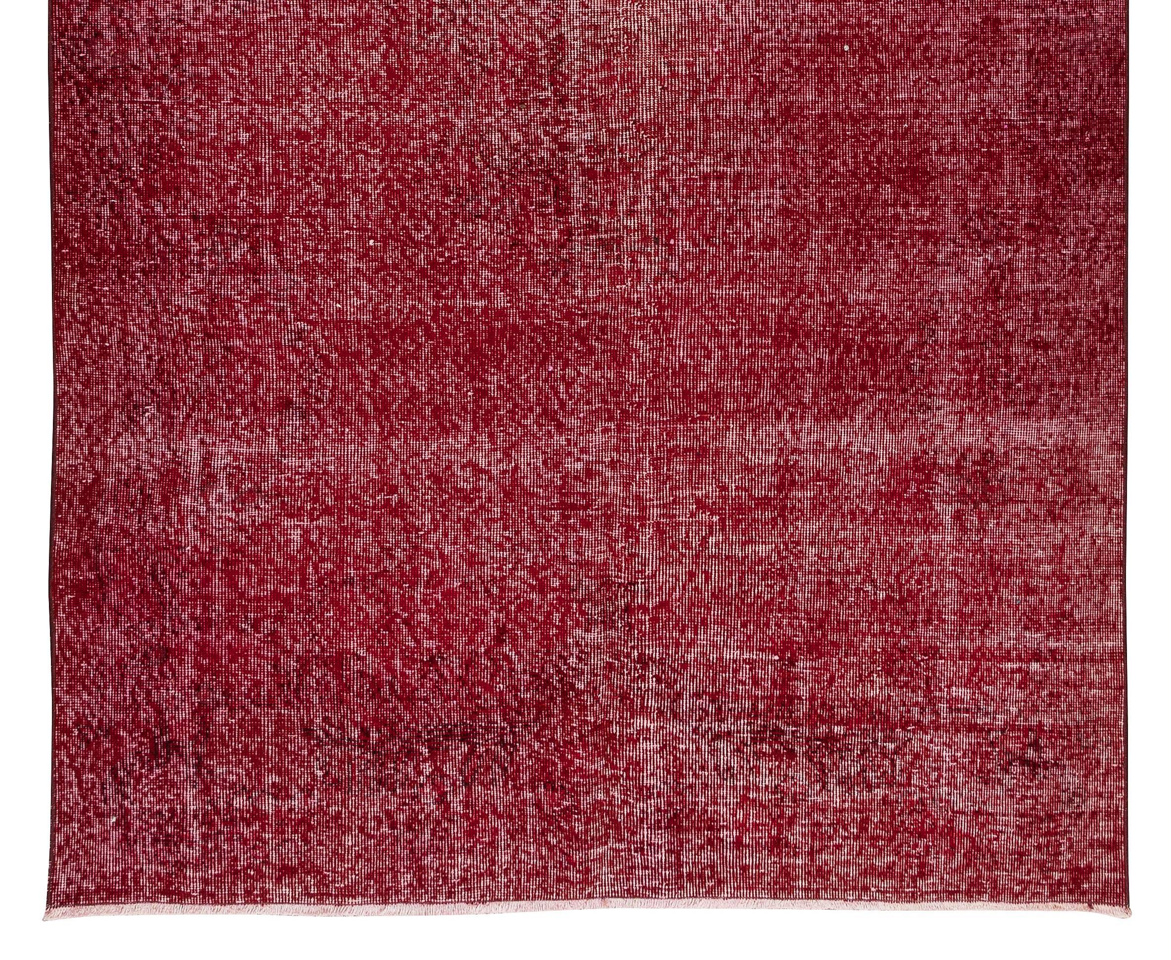 Handgefertigter türkischer Teppich 5.3x9 Ft, moderner, schlichter Teppich aus massivem roter Wolle (Handgewebt) im Angebot
