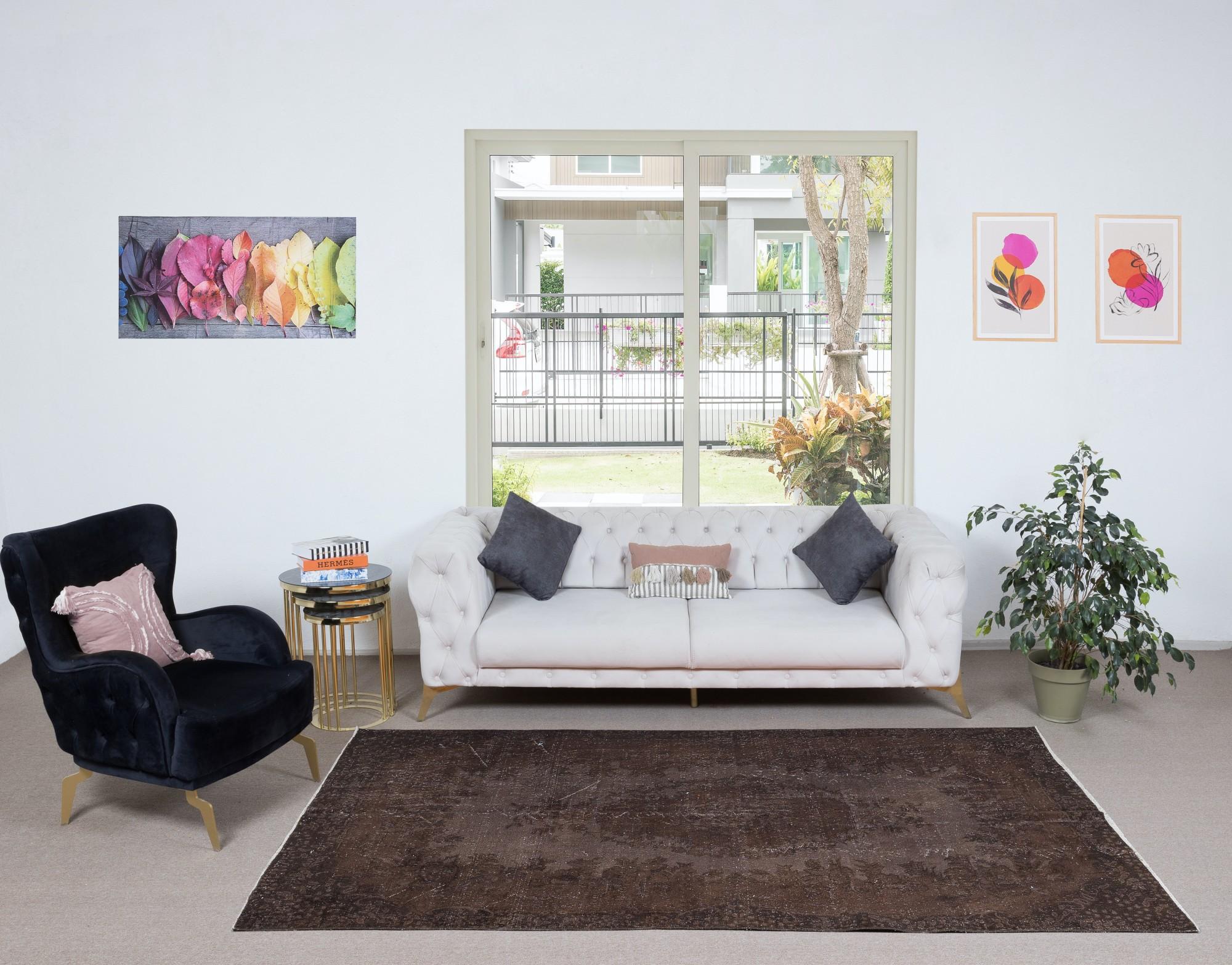 5.3x9 Ft Brown Area Rug für moderne Interieurs, handgeknüpft in Zentralanatolien (Handgeknüpft)