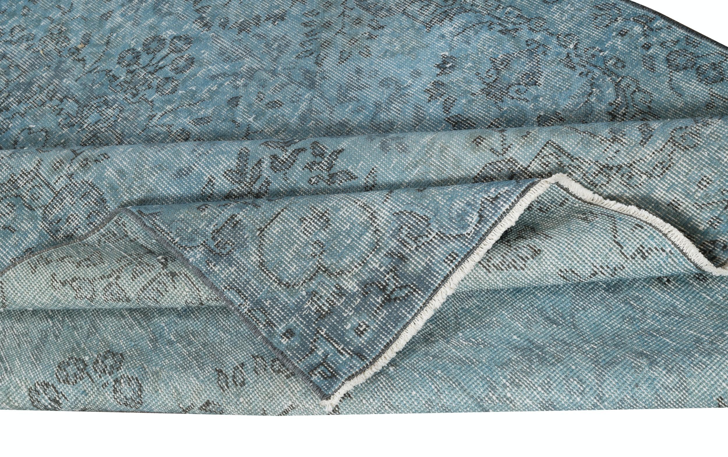 Alfombra contemporánea de lana turca teñida a mano de color azul 5,3 x 9 pies Moderno en venta