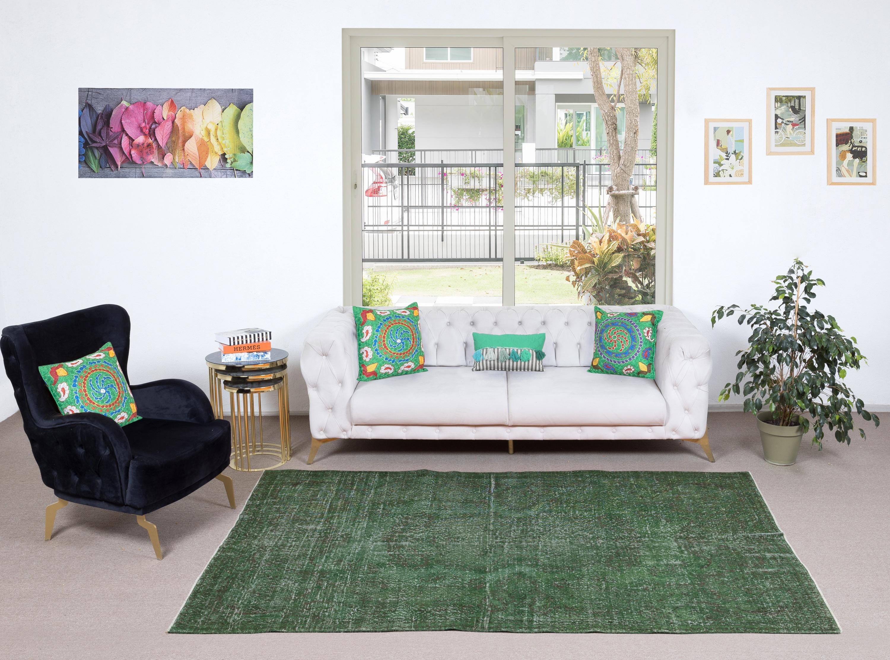 I nostri tappeti sovratinti sono tutti tappeti turchi vintage annodati a mano, accuratamente restaurati e reimmaginati nel nostro laboratorio per adattarsi a un'ampia gamma di stili di arredamento, da quello moderno e minimalista a quello costiero,