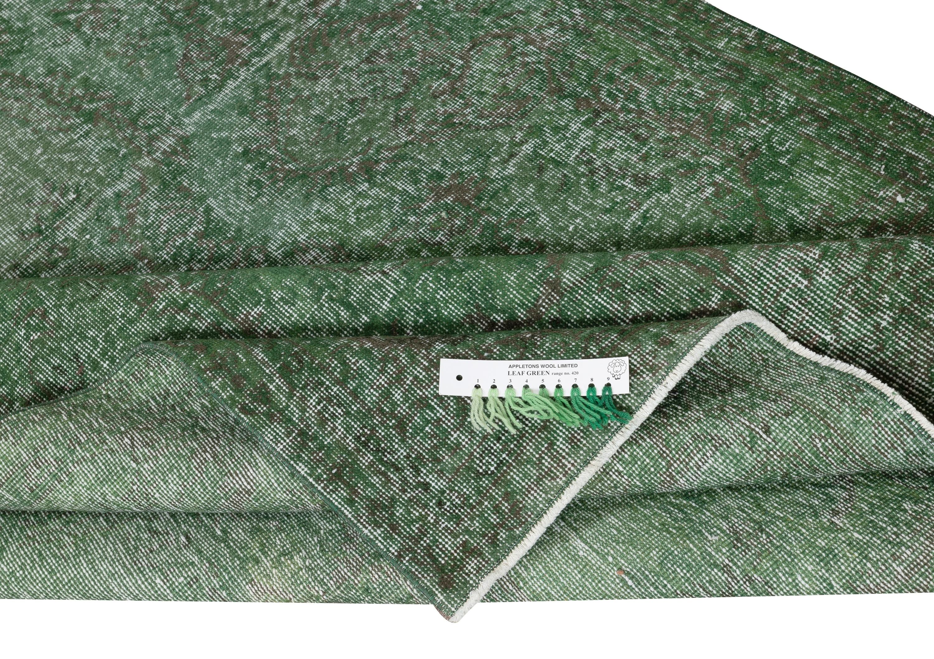 Moderno 5,3x9 Ft Tappeto turco vintage annodato a mano e sovratinto in verde per interni moderni in vendita