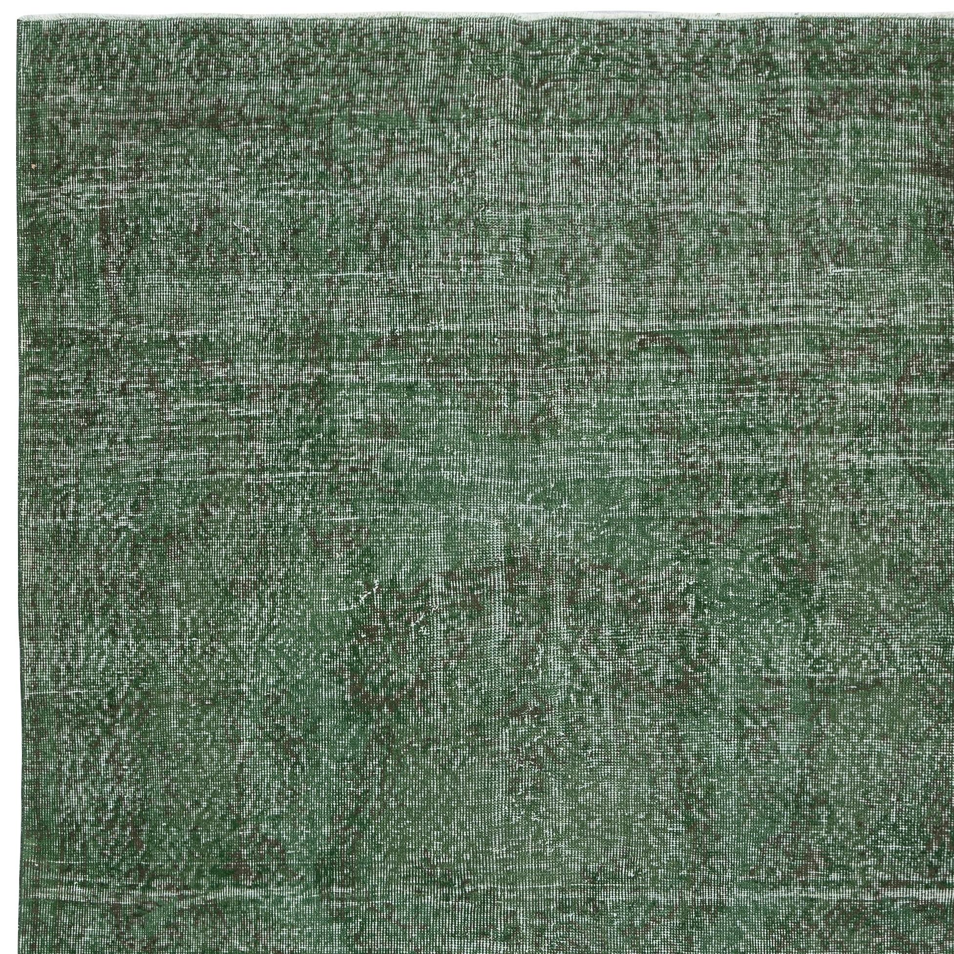 Annodato a mano 5,3x9 Ft Tappeto turco vintage annodato a mano e sovratinto in verde per interni moderni in vendita