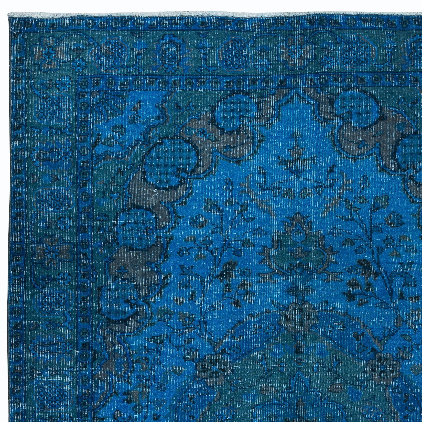 Nos tapis surteints sont tous des pièces vintage nouées à la main qui sont recréées dans notre atelier pour répondre à un plus large éventail de choix de décoration intérieure, du moderne au côtier, de l'industriel au rustique/cottage. Ces tapis