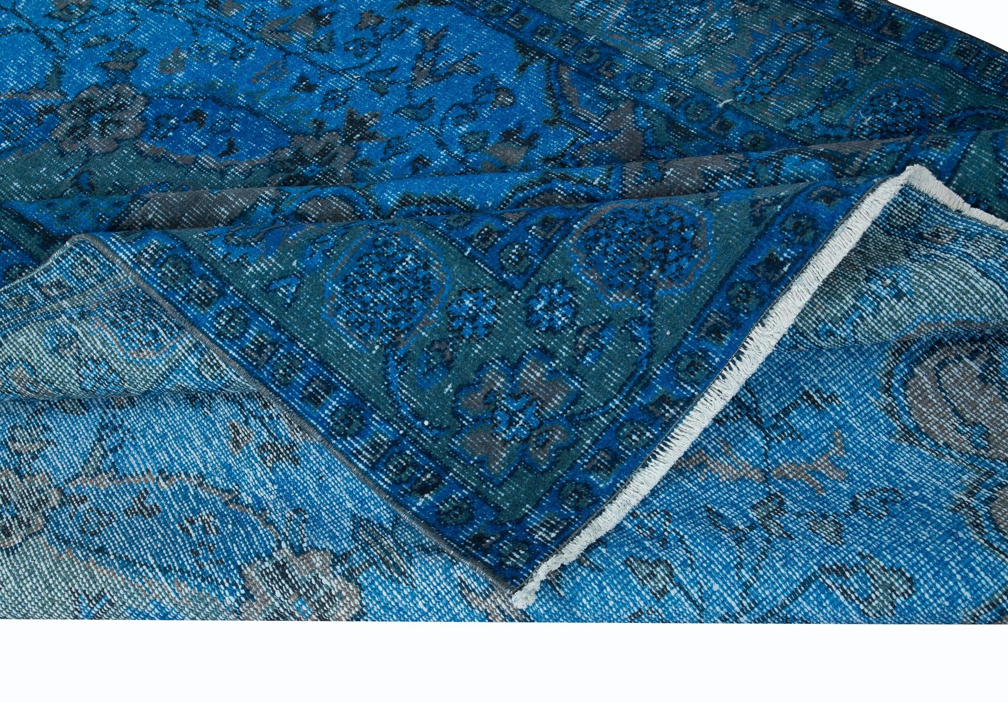 Hand-Woven 5.3x9 Ft Modern Blue Area Rug made of wool and cotton, Hand-Knotted in Turkey For Sale