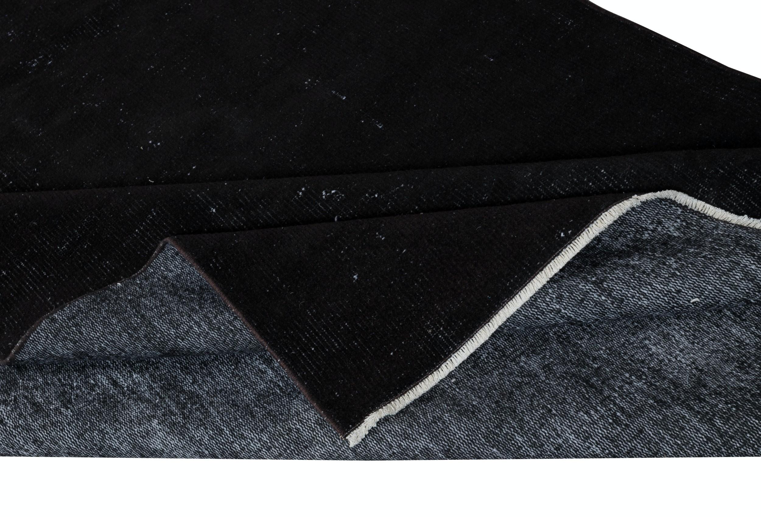 Der 5.3x9 Ft schlichte schwarze Over-Dyed-Teppich in Schwarz, handgeknüpft in der Türkei (Moderne) im Angebot