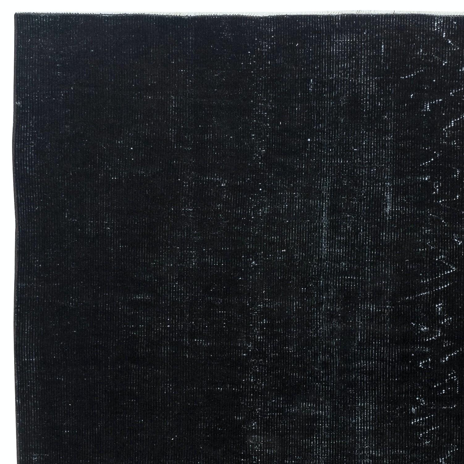 Der 5.3x9 Ft schlichte schwarze Over-Dyed-Teppich in Schwarz, handgeknüpft in der Türkei (Türkisch) im Angebot