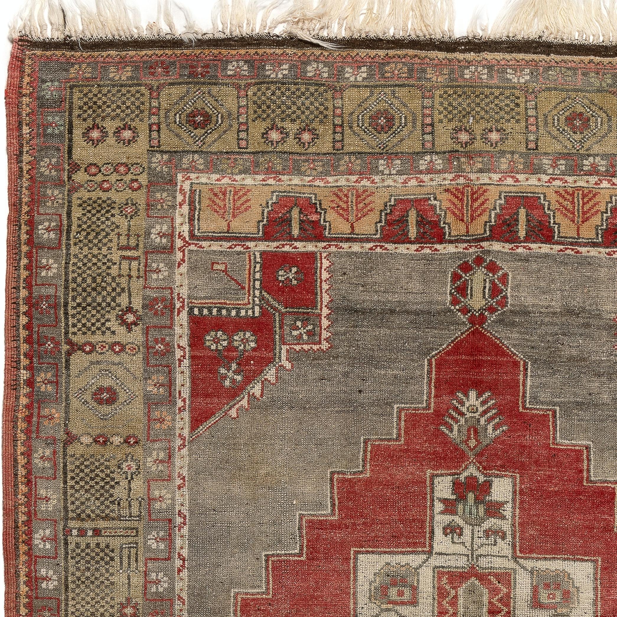 Tapis turc vintage des années 1950, finement noué à la main, présentant un motif de médaillon géométrique. Le tapis est fait de poils de laine moyens sur une base de laine. Il est lourd et repose à plat sur le sol, en très bon état et sans problème.