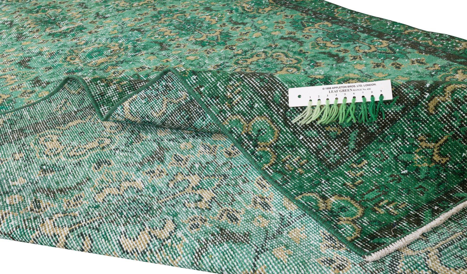 Alfombra turca vintage de 5,3 x 9,4 pies teñida en verde para interiores modernos Moderno en venta