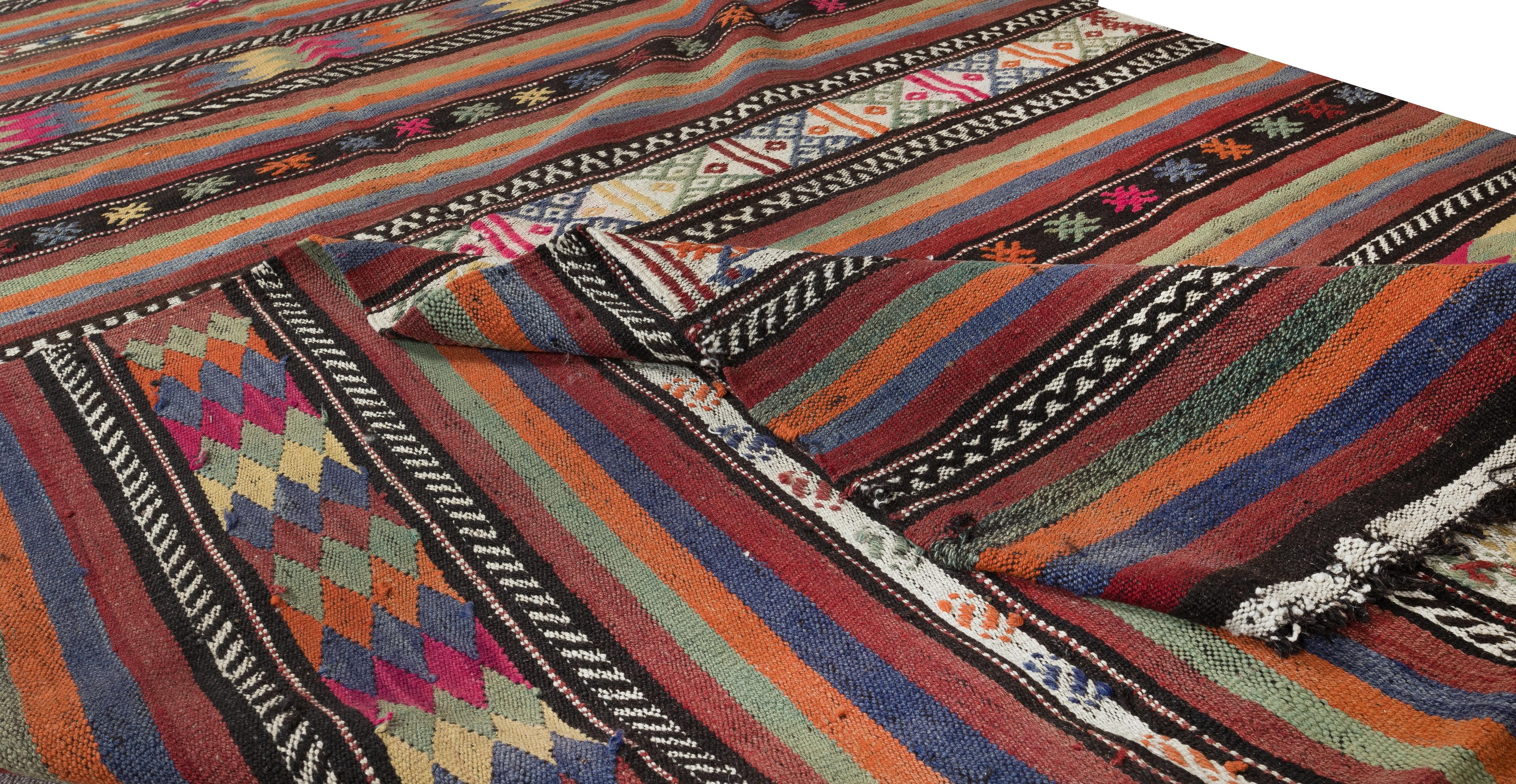 5.3x9.6 Ft Colorful Kilim Made of Hand-Spun Wool, Hand-Woven Turkish Striped Rug In Good Condition For Sale In Philadelphia, PA