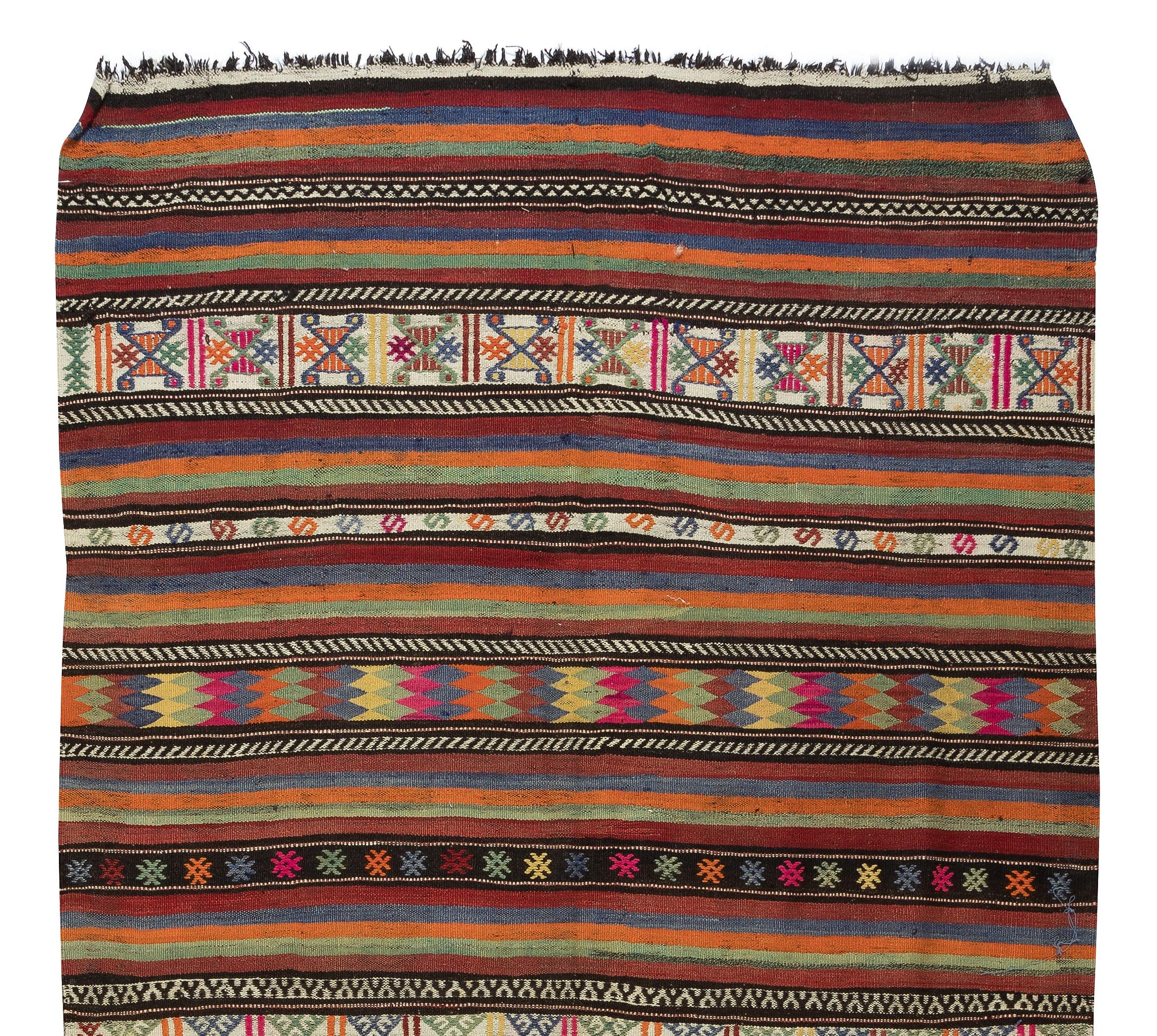 Der farbenfrohe, handgesponnene Kelim aus handgesponnener Wolle, handgewebter, türkisch gestreifter Teppich 5.3x9.6 Ft im Zustand „Gut“ im Angebot in Spring Valley, NY