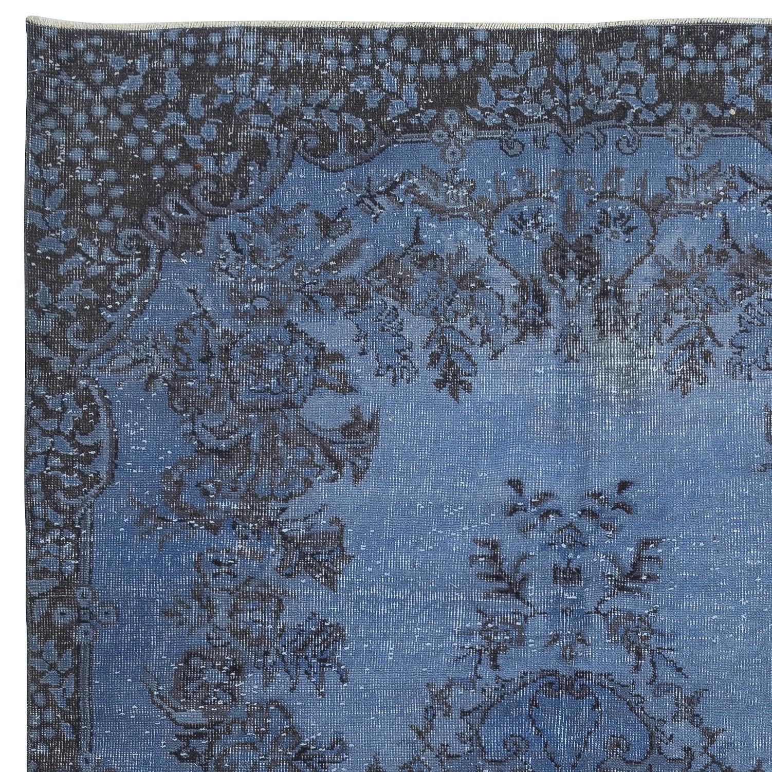 Moderner handgefertigter blauer türkischer Teppich mit Medaillon-Design 5.3x9.7 Ft (Handgeknüpft) im Angebot