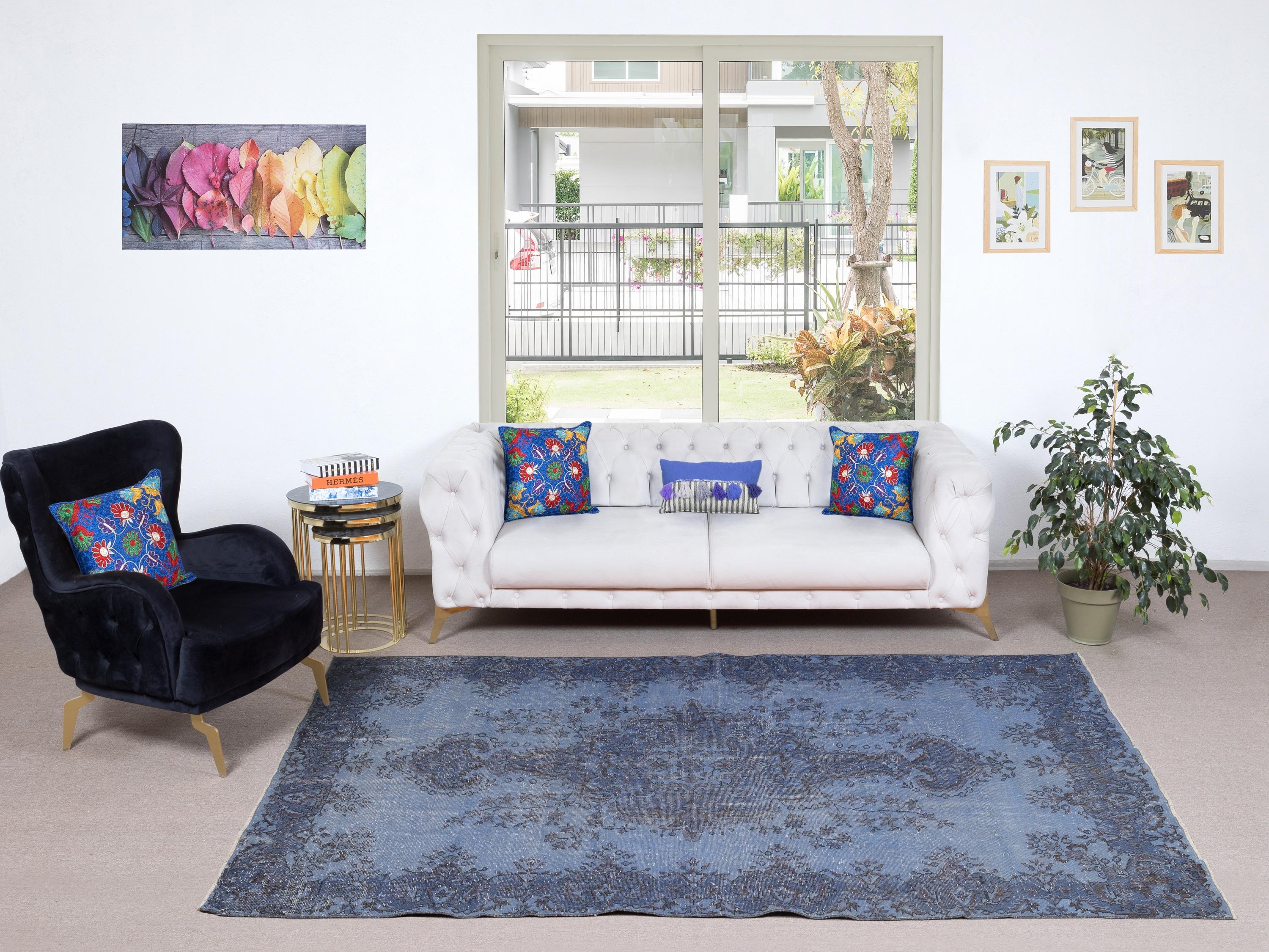 I nostri tappeti sovratinti sono tutti tappeti turchi vintage annodati a mano, accuratamente restaurati e reimmaginati nel nostro laboratorio per adattarsi a un'ampia gamma di stili di arredamento, da quello moderno e minimalista a quello costiero,